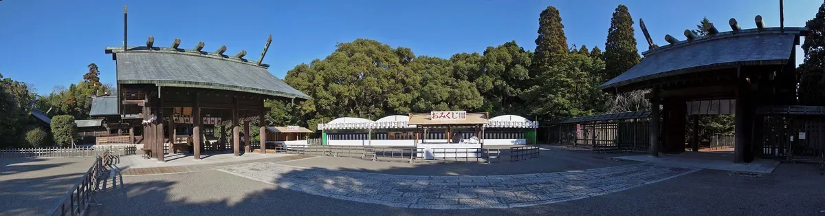 宮崎神宮境內建築與綠樹的全景