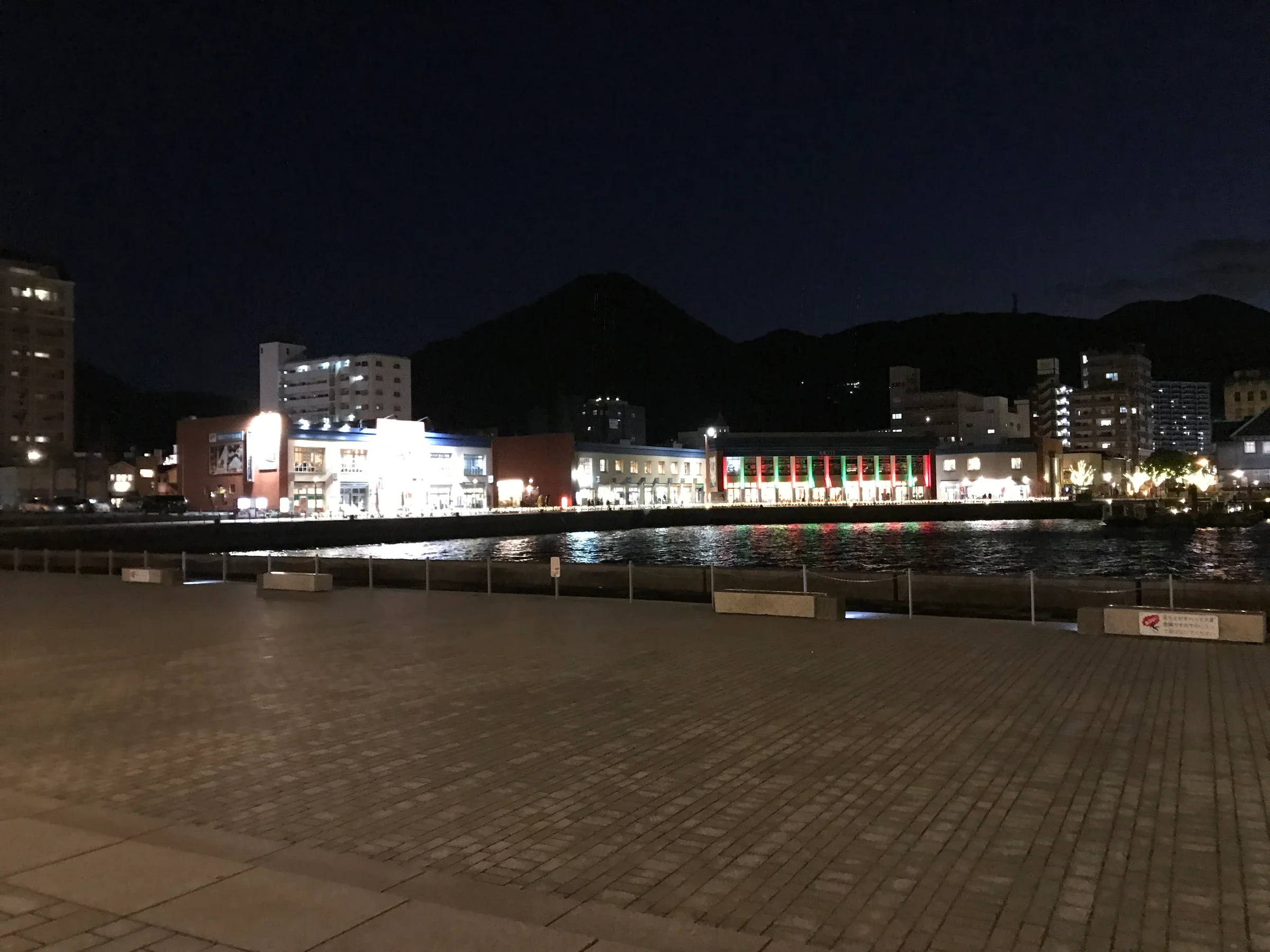 門司港水邊步道望向海峽廣場建築的夜間實景