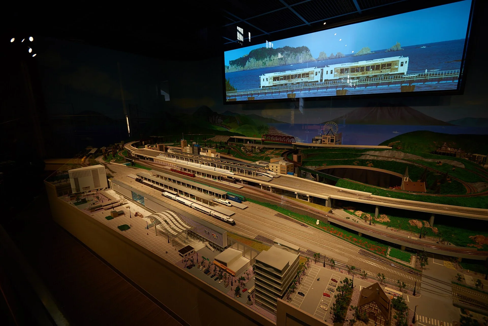 九州鐵道紀念館本館內展示的九州鐵路模型與城市縮景