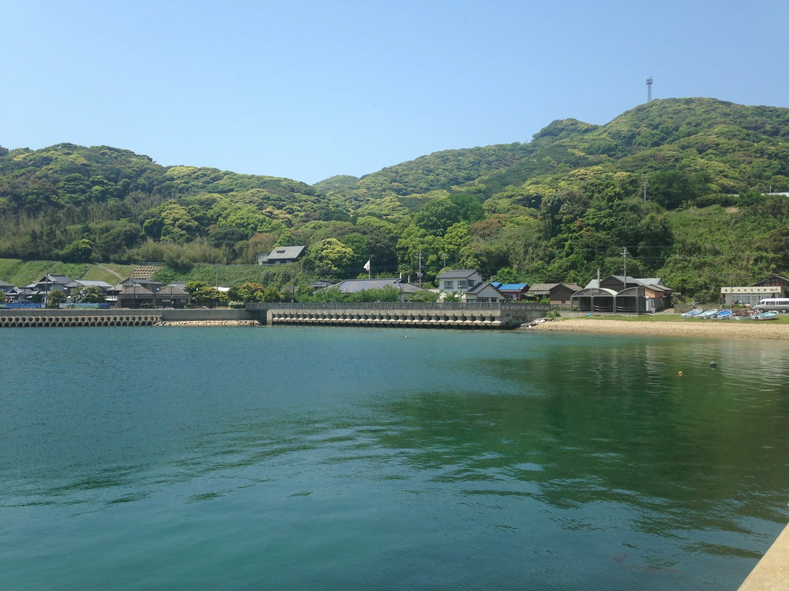 從大島港望向宗像大社中津宮附近聚落與御嶽山