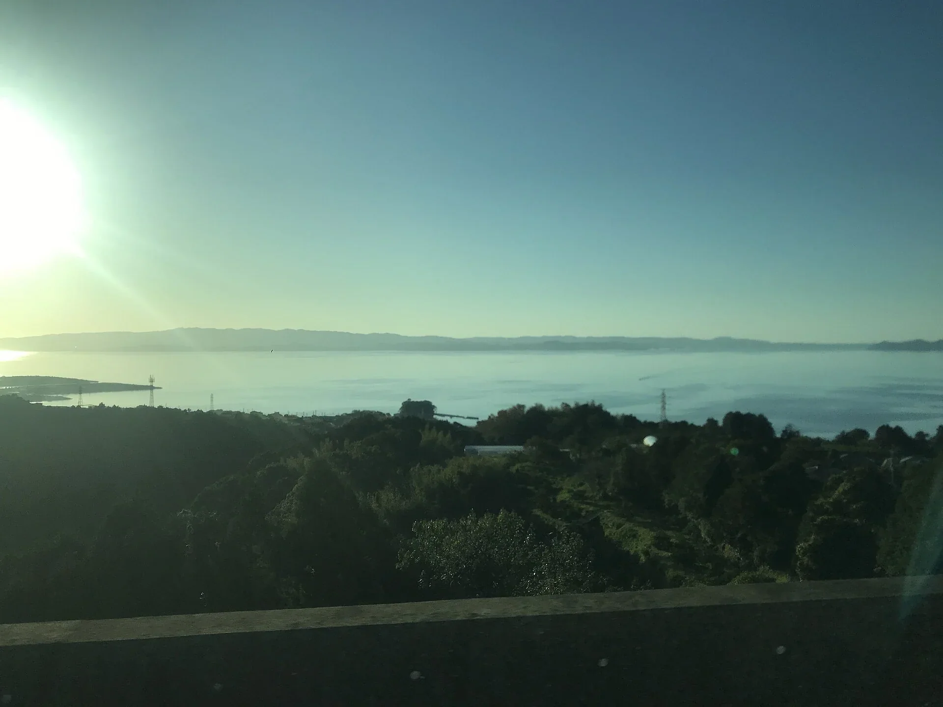 由高速巴士沿線望向大村灣的海灣景色