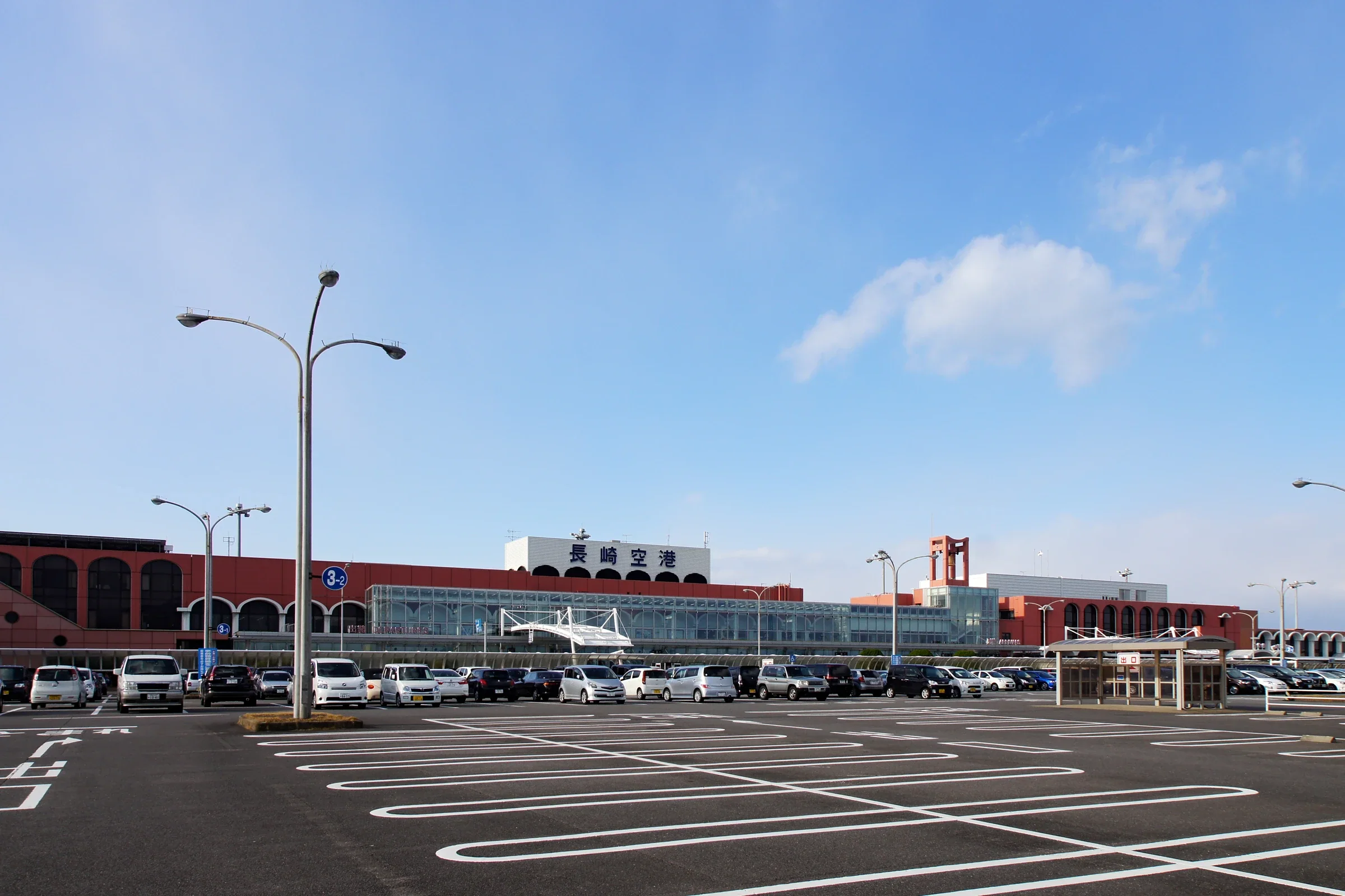 長崎機場航廈與前方車道的遠景
