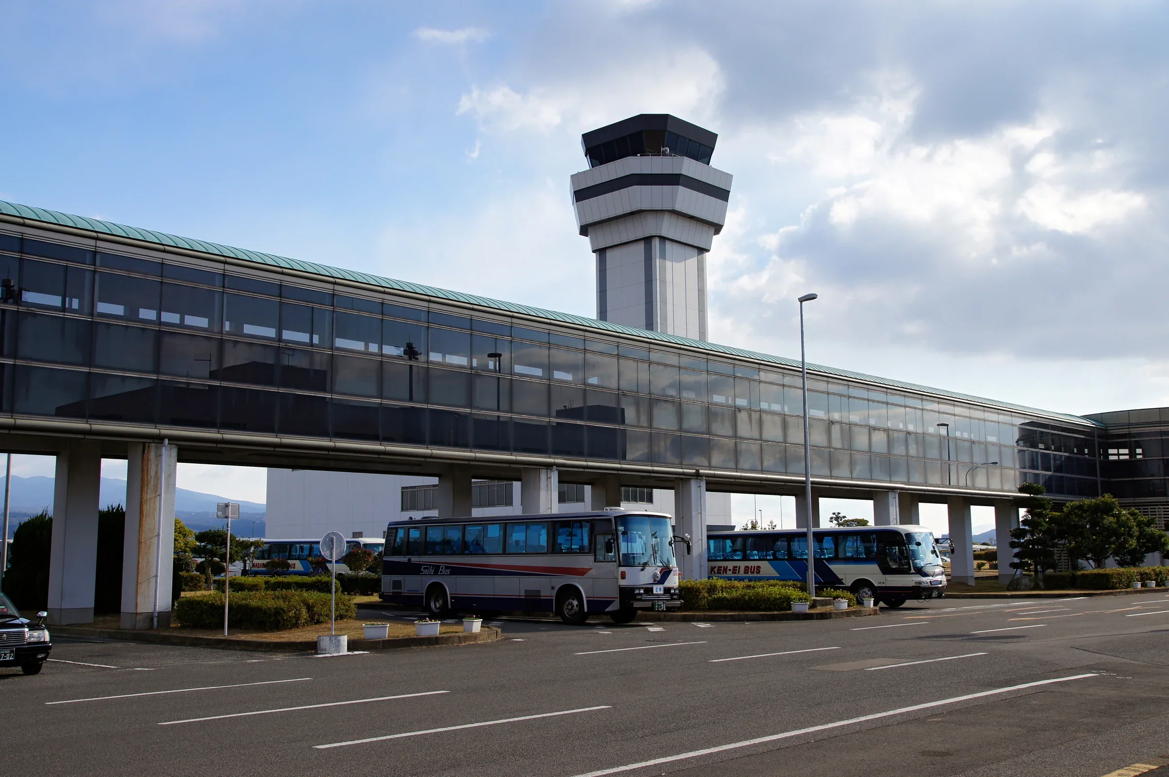 長崎機場航廈外的巴士與接送車道,前往諫早的旅客由此轉乘路線巴士