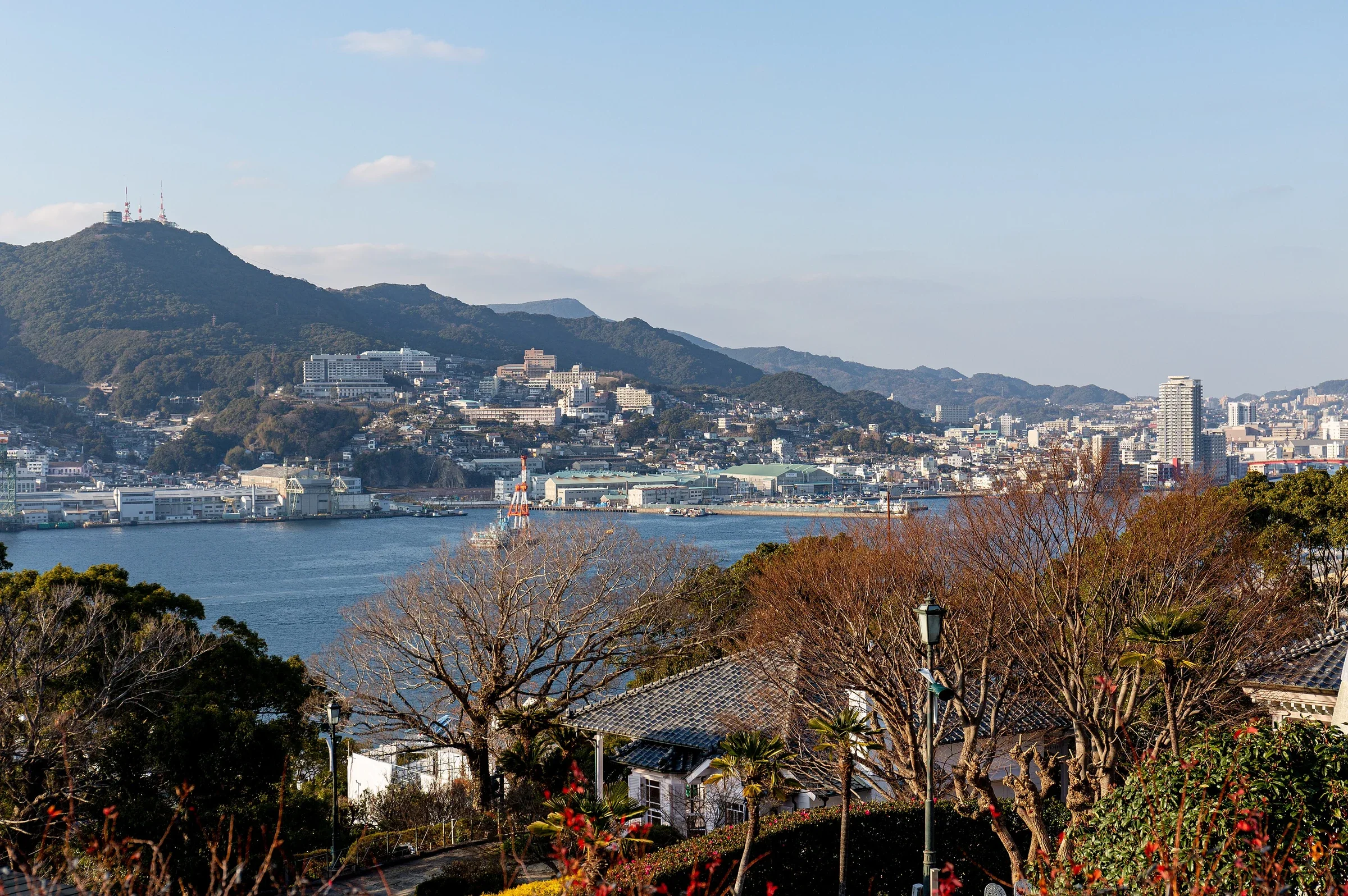 夕色下的長崎港、海面與沿岸街區