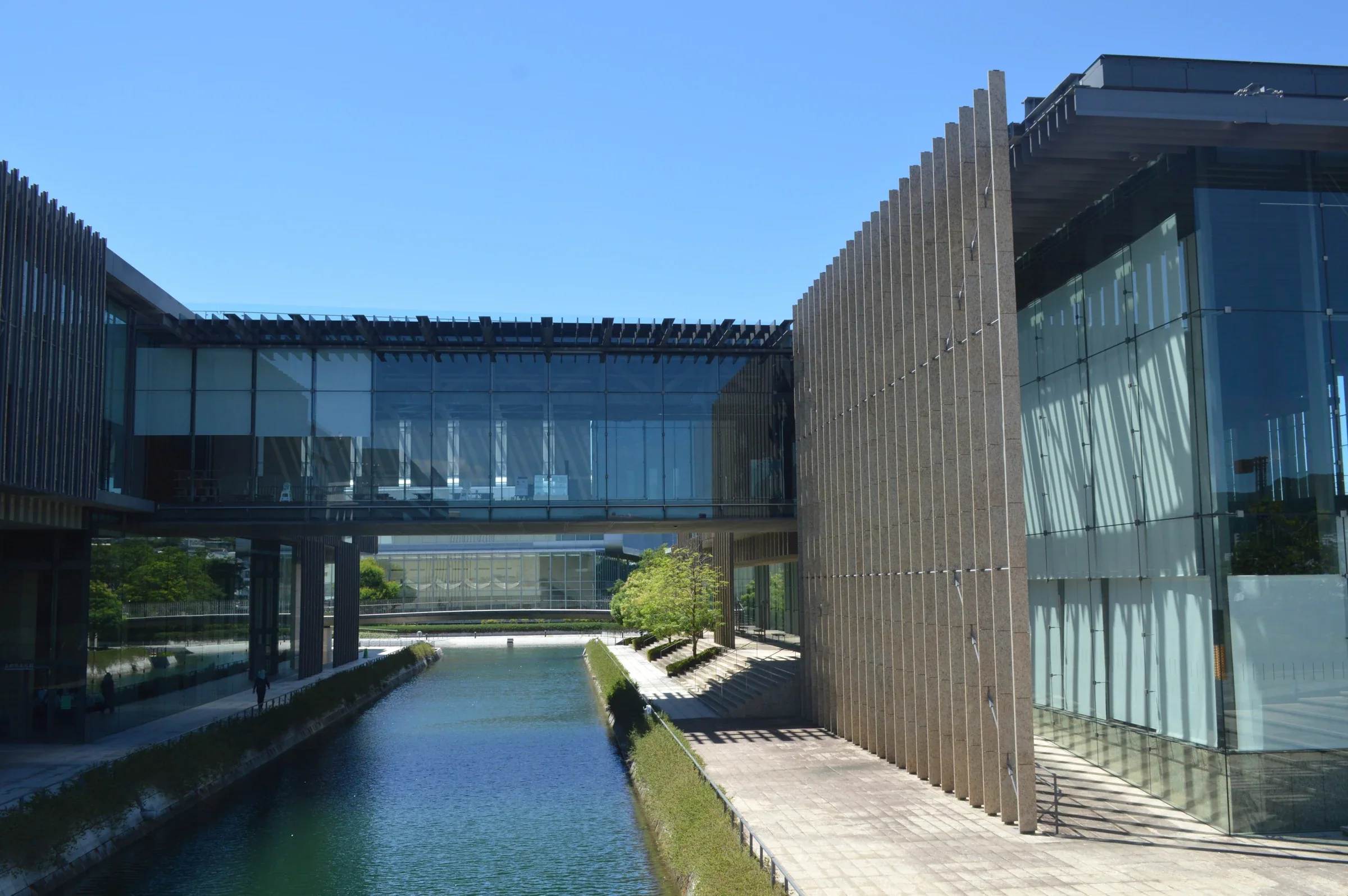 長崎縣美術館兩座館舍與跨越運河的玻璃連廊