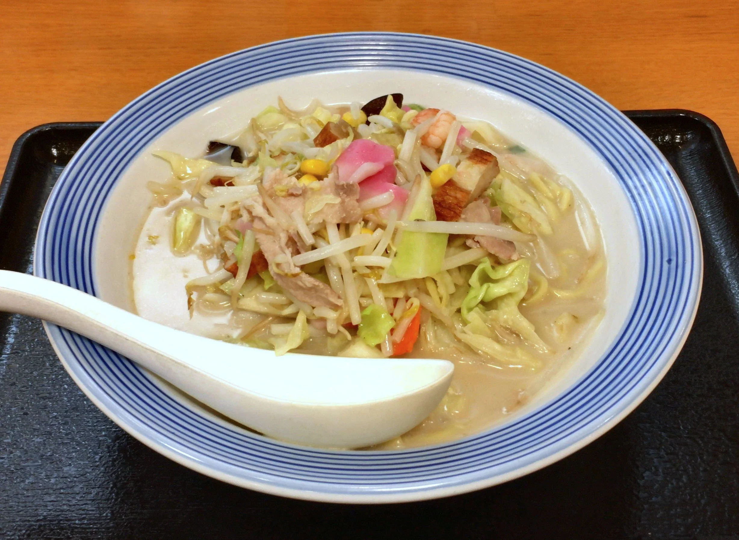 一碗長崎ちゃんぽん,配料有蔬菜、肉類、海鮮和粗麵