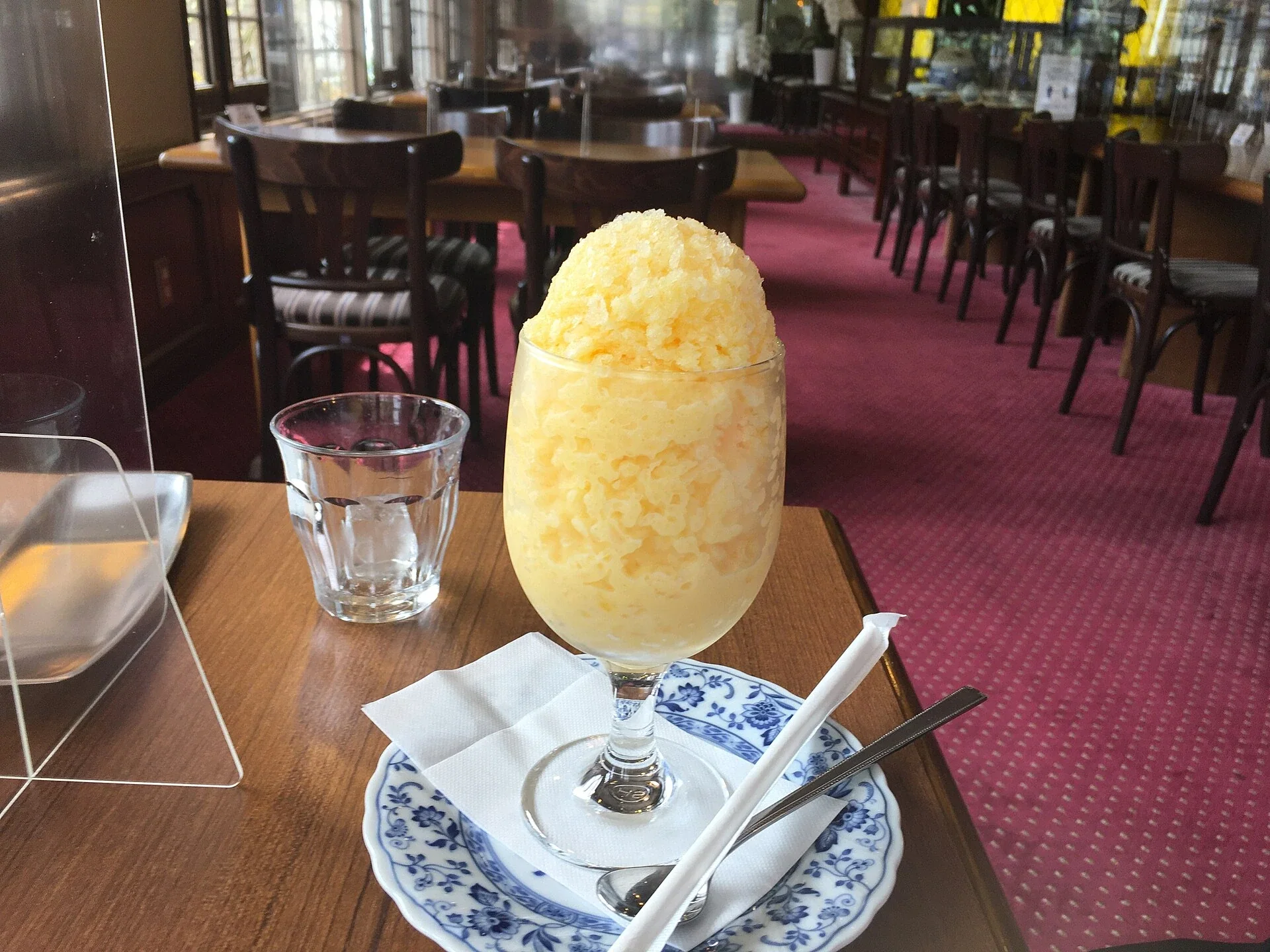 長崎式食べるミルクセーキ,玻璃杯中盛著牛奶冰沙