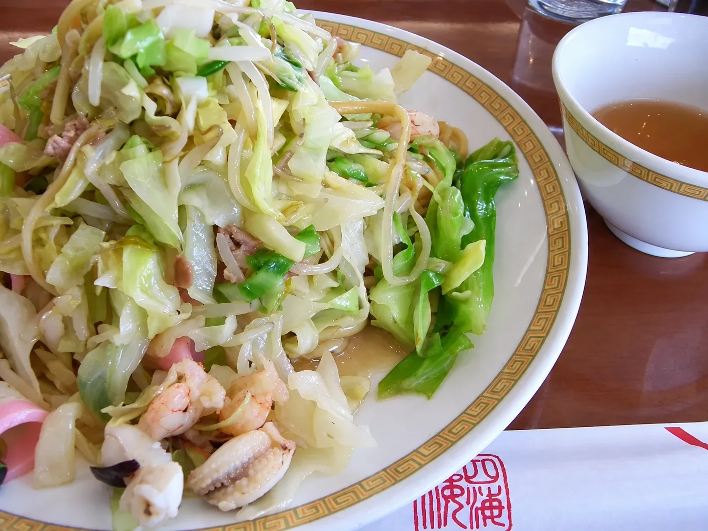 四海樓太麵皿うどん,煎過的粗麵配上蔬菜與海鮮芡汁