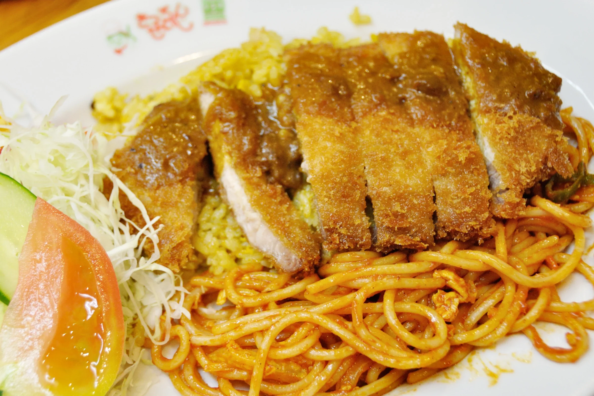 長崎洋食店供應的土耳其飯拼盤,配炸豬排、意粉與飯