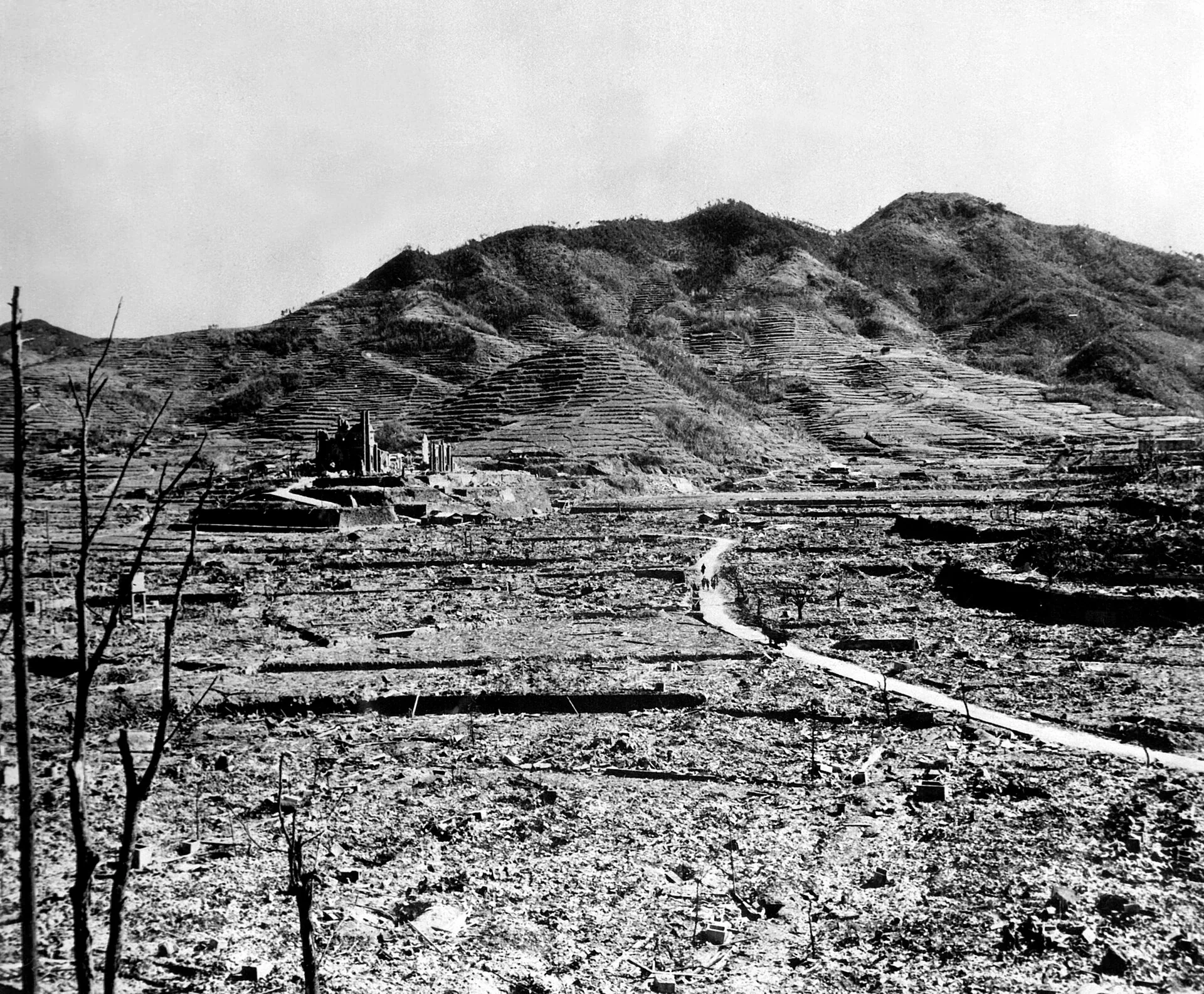1945年原爆後的浦上地區,遠處山坡可見浦上天主堂遺構