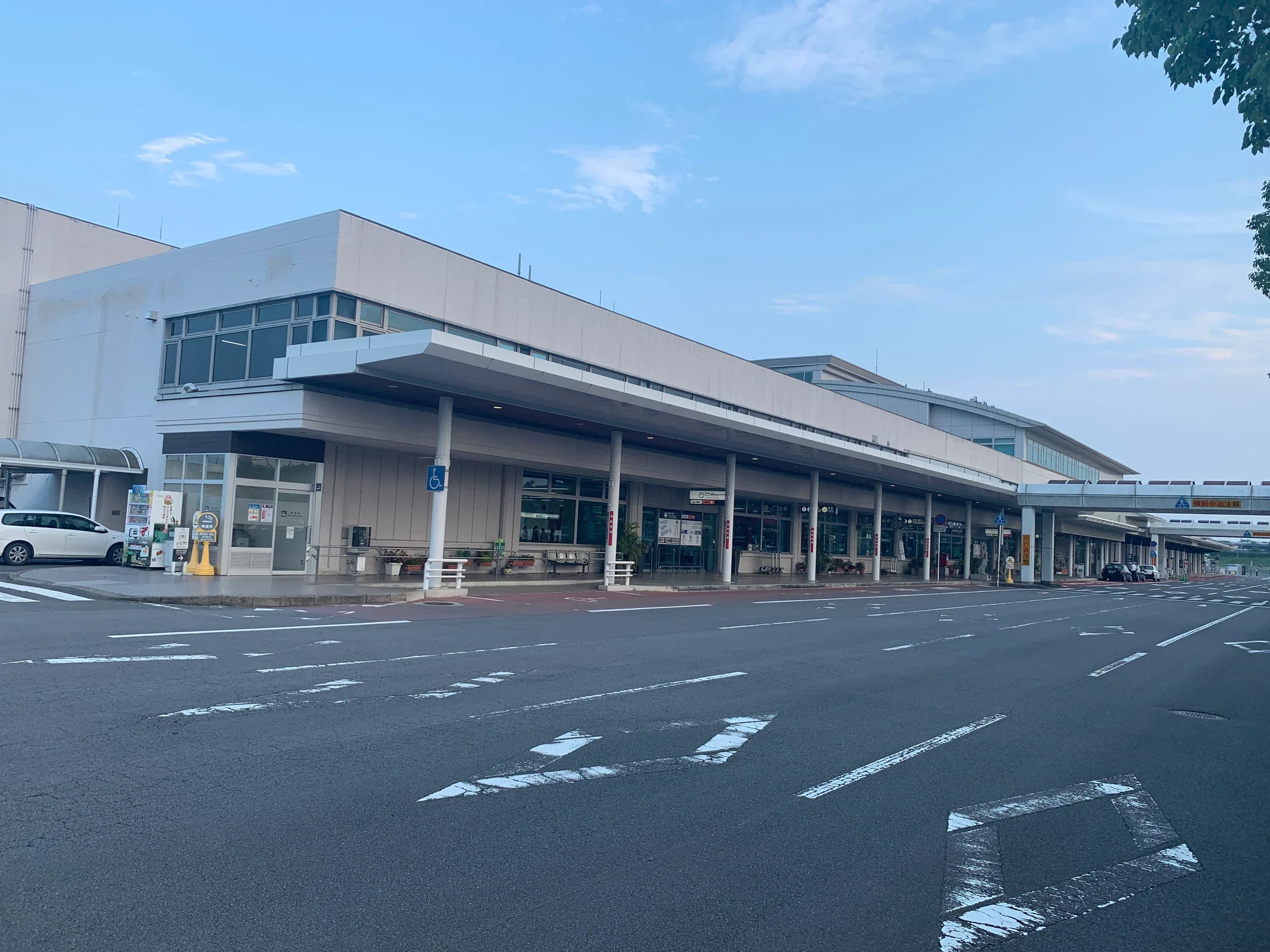 大分機場國內線航廈入口與車道,抵達旅客可由一樓前往巴士乘車處