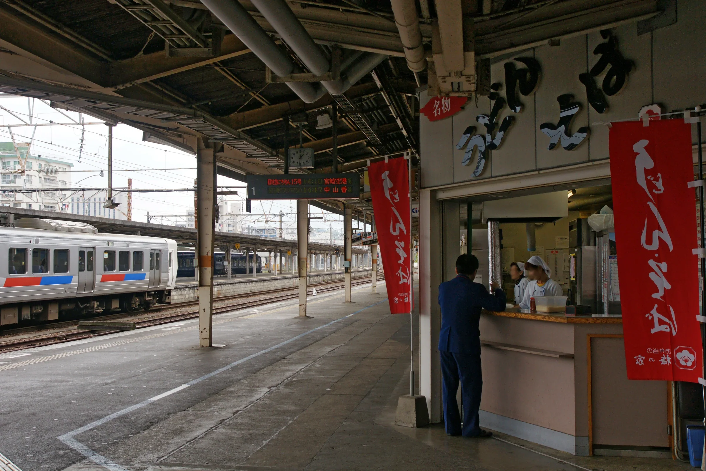 大分站站房與站前廣場，空港巴士抵達後可在站前轉乘 JR