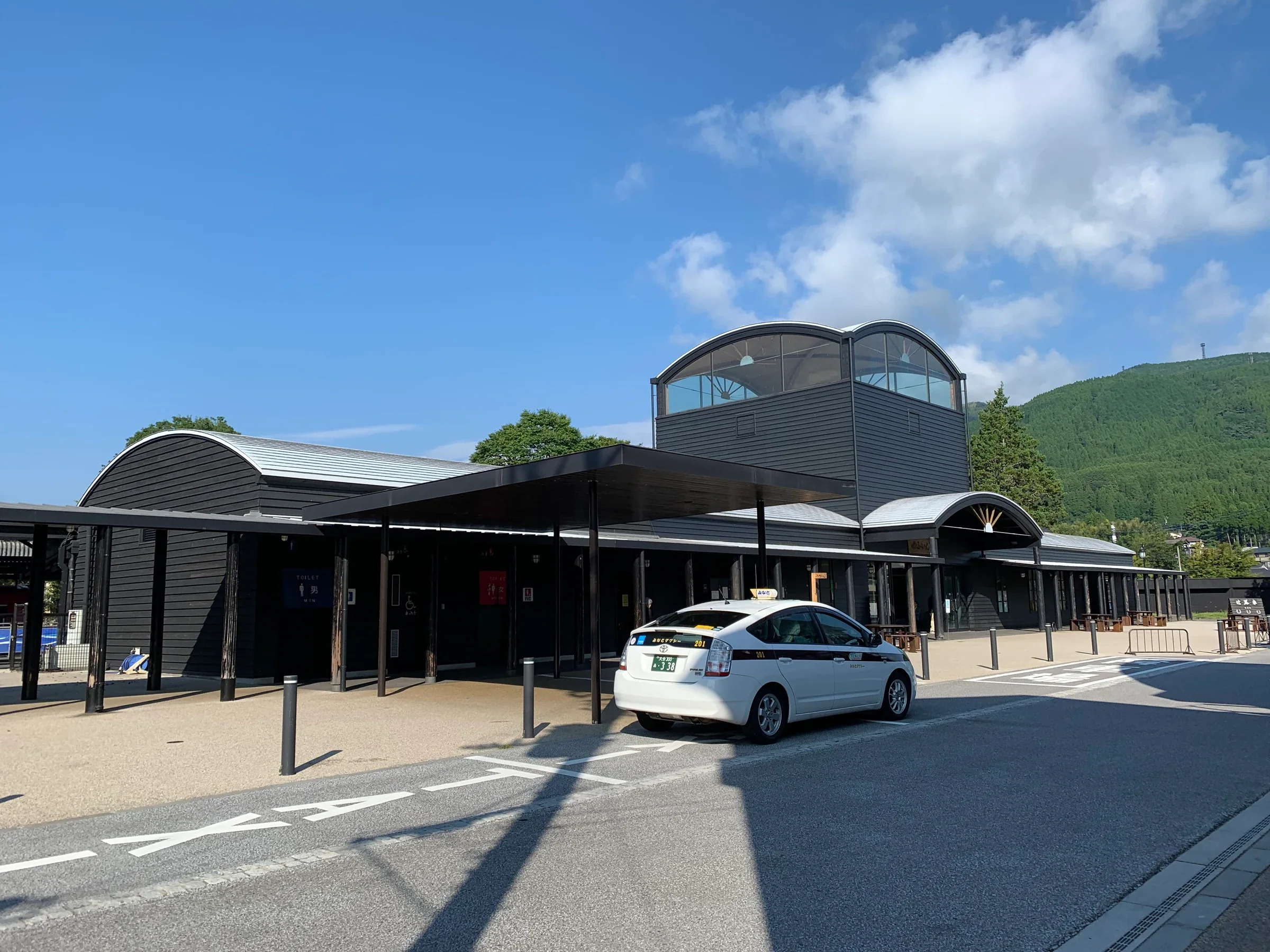 由布院站現用站舍外觀,空港巴士中心位於JR車站旁