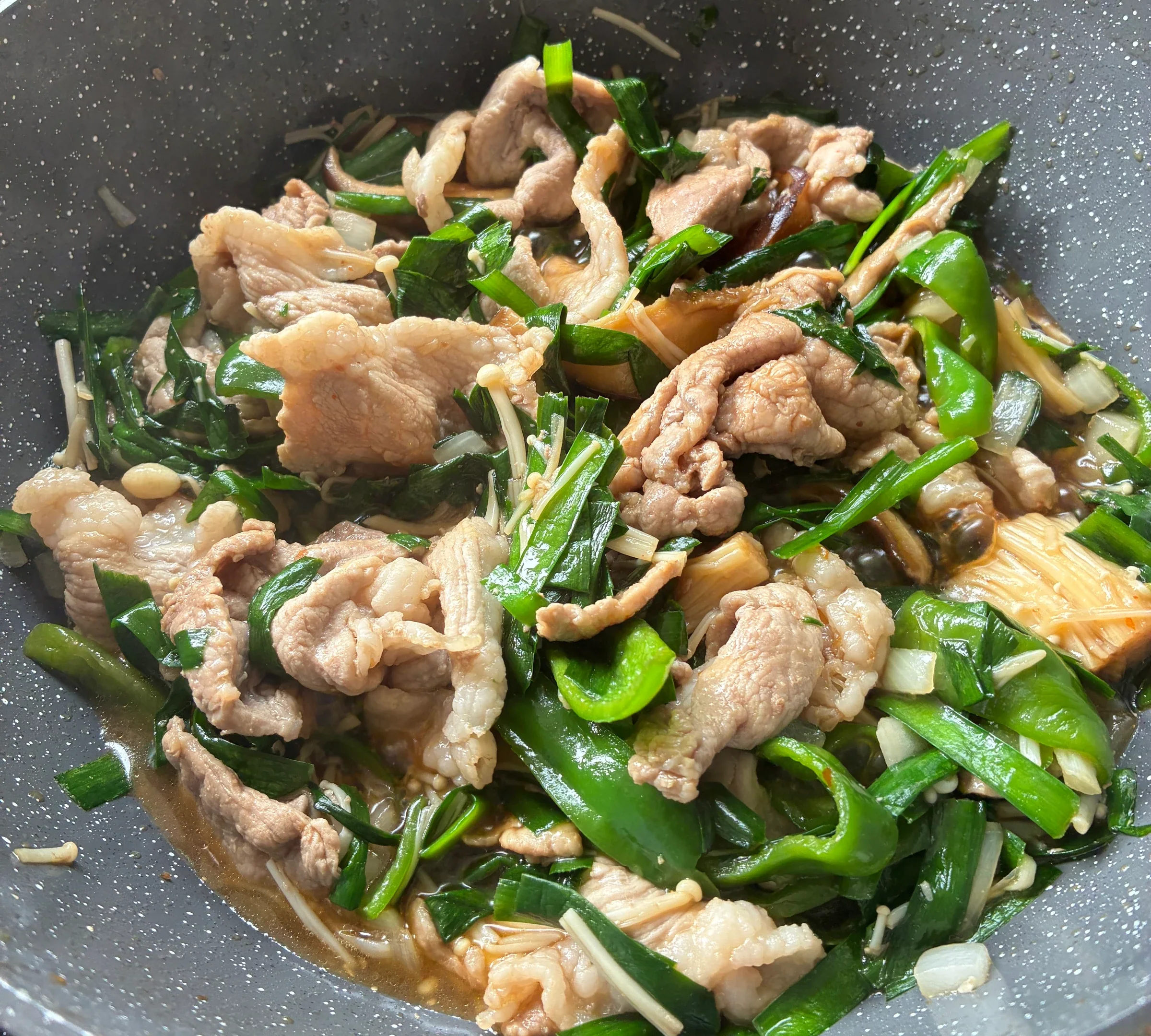 家常做法的大分にら豚,豬肉與韭菜在鍋中快炒