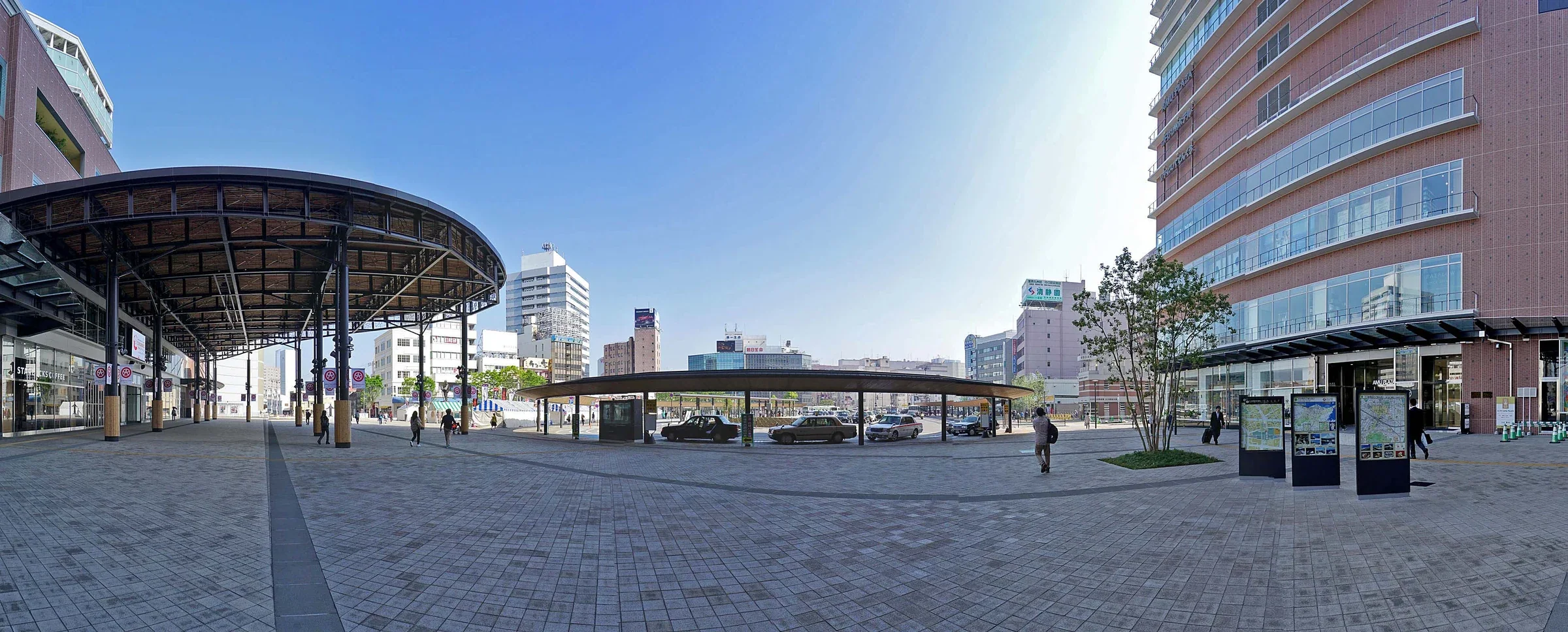 大分站北口廣場的廣角舊景，可見站前屋頂與接駁車道