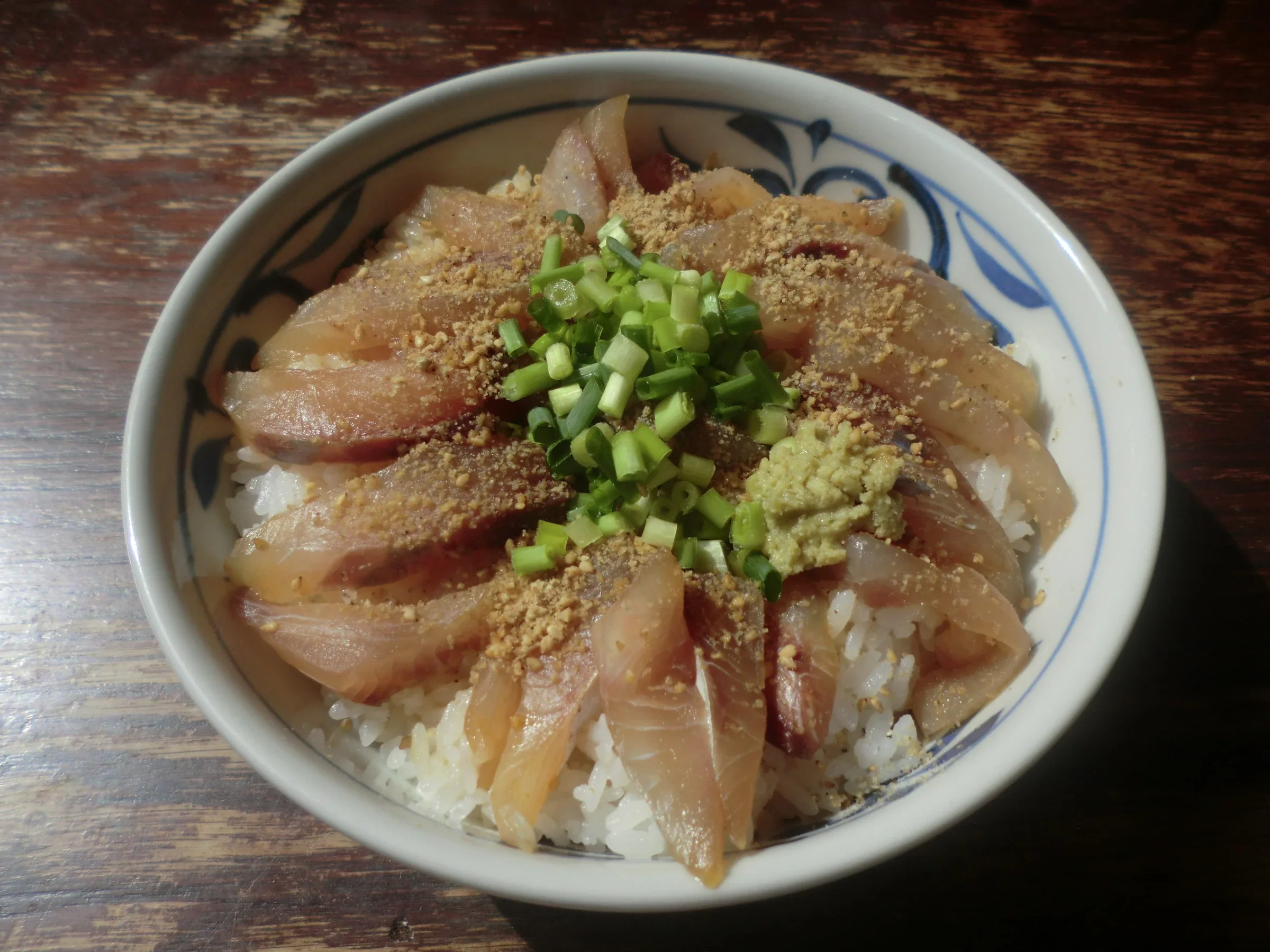 大分鄉土料理りゅうきゅう丼,醬油與芝麻醃魚片鋪在白飯上,配蔥花