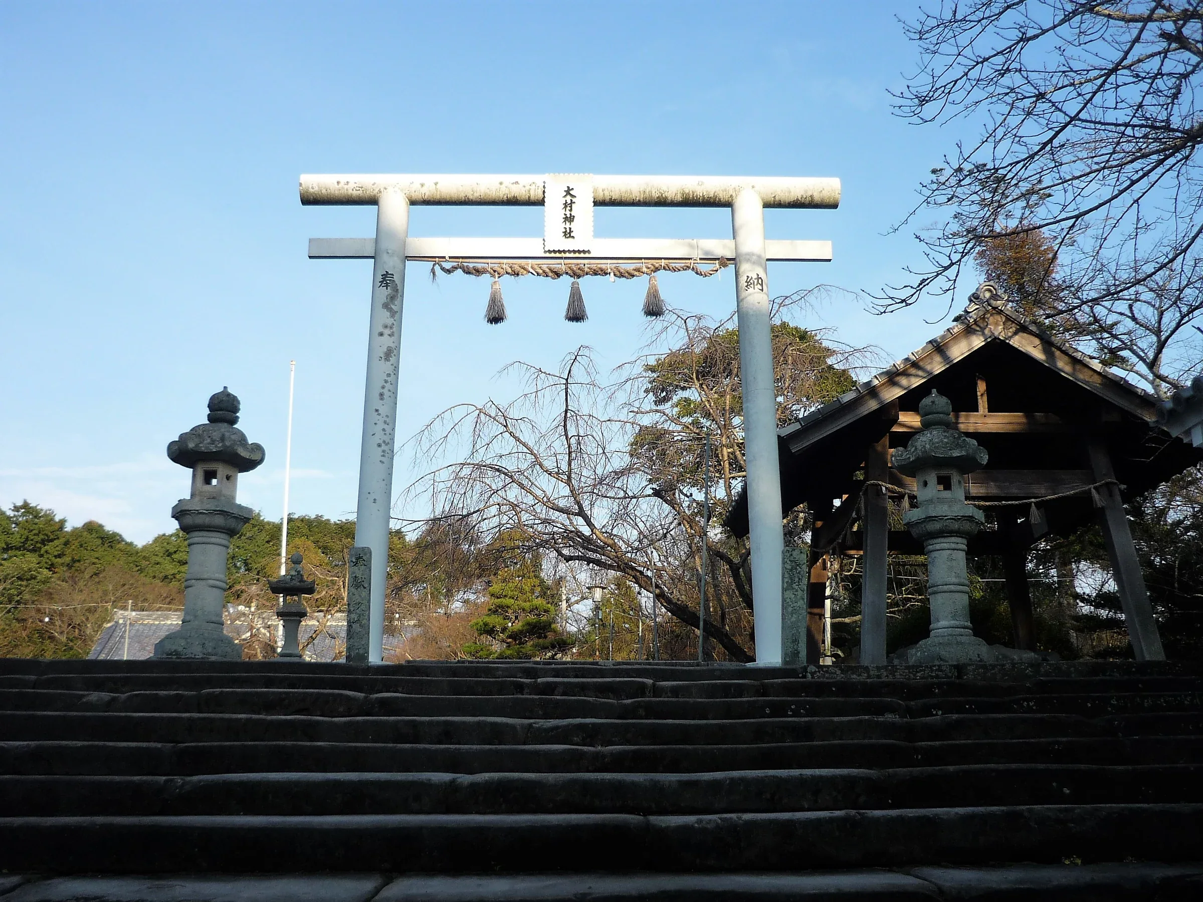 大村神社白色鳥居和通往社殿的石階