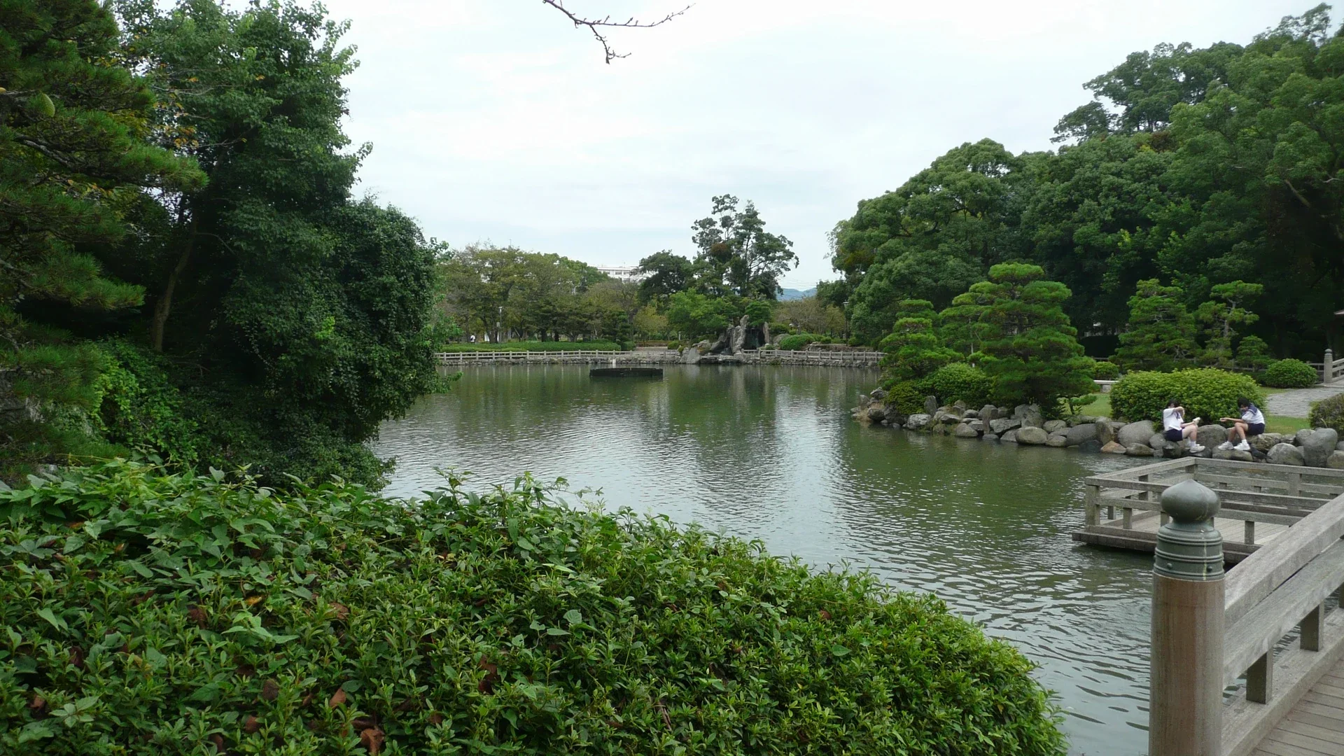 大村公園櫻田堀的池水、石岸與樹木,適合接在秋祭會場散步