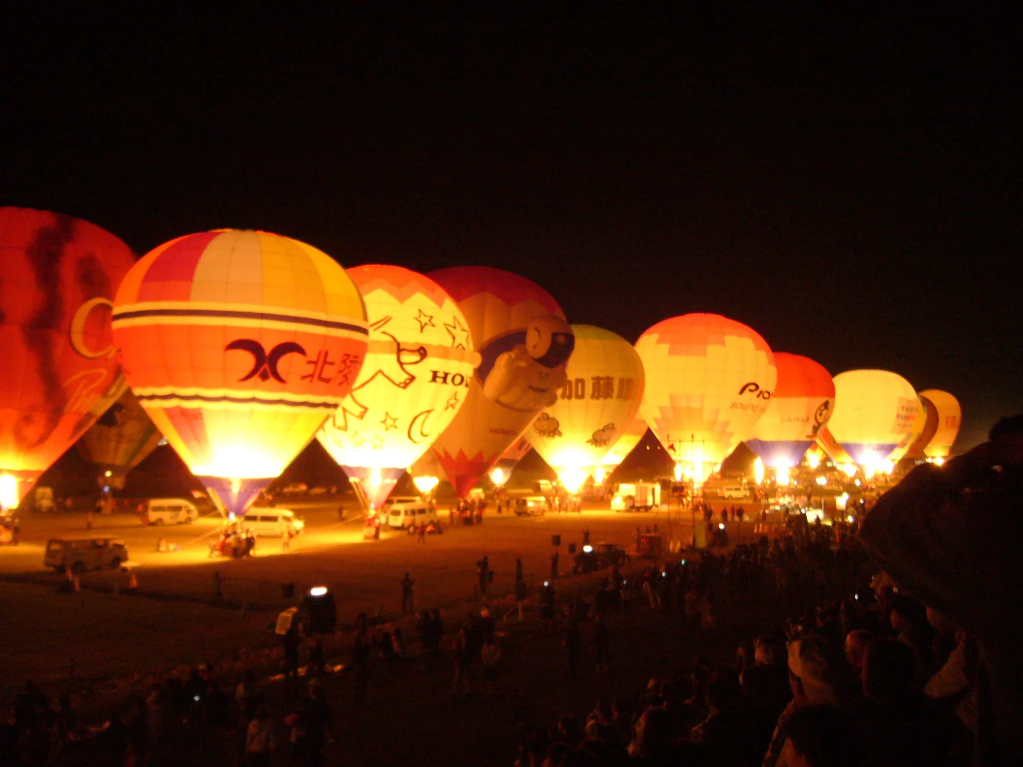 2006 年佐賀國際熱氣球節夜間繫留，熱氣球在夜色中以火焰點亮