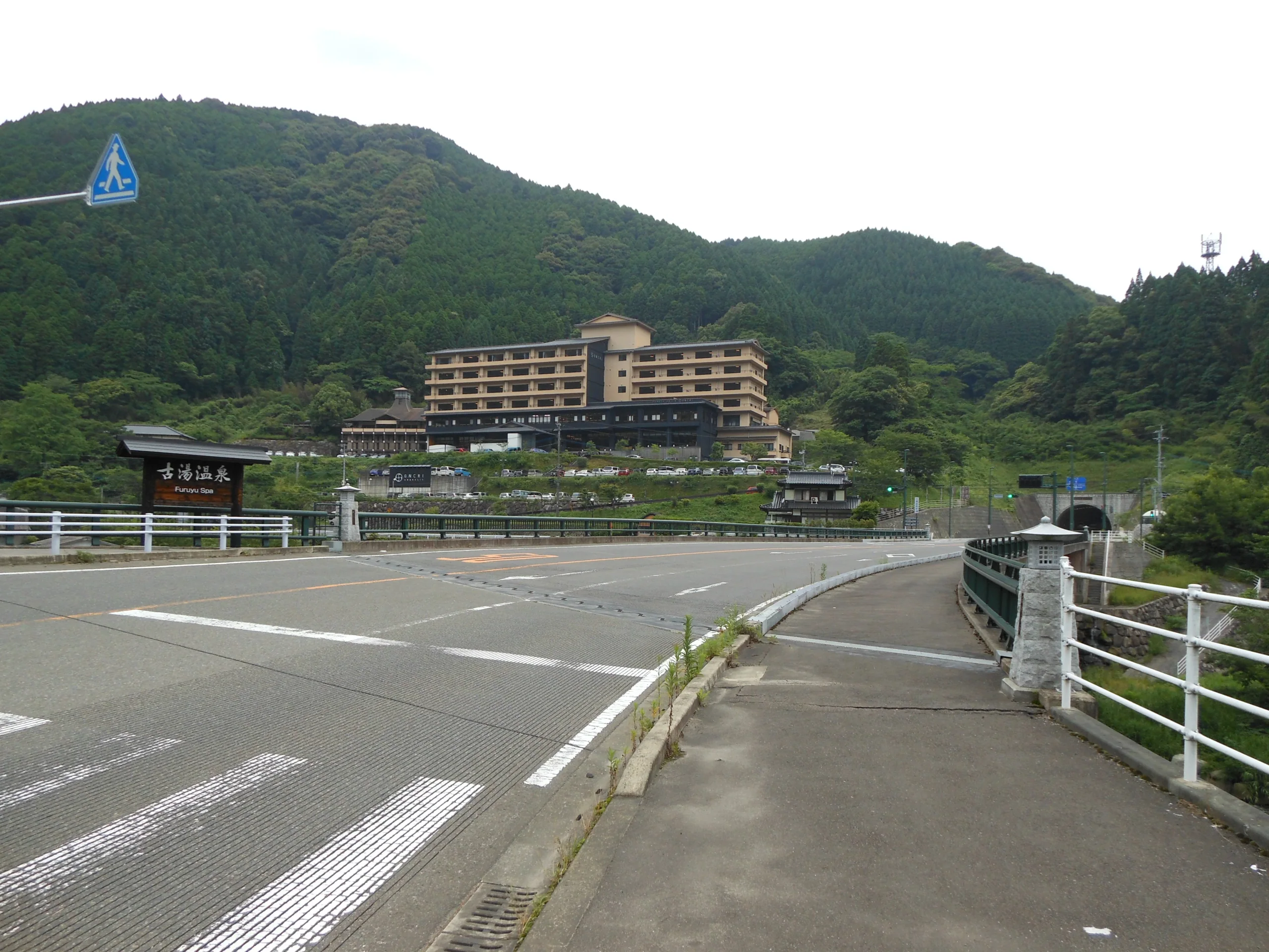 古湯溫泉入口的道路與沿線旅館，遠處可見山景