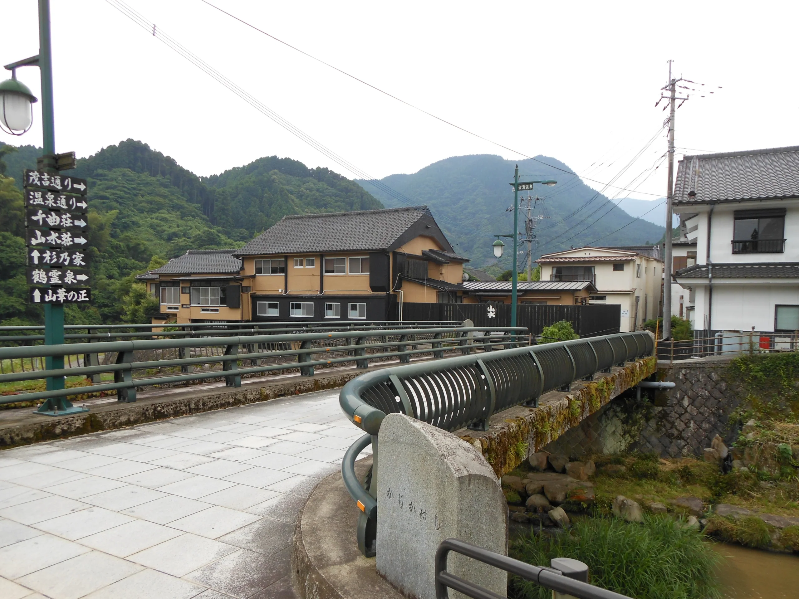 古湯溫泉街的嘉瀨川河岸與足湯設施,背景是佐賀市富士町山景