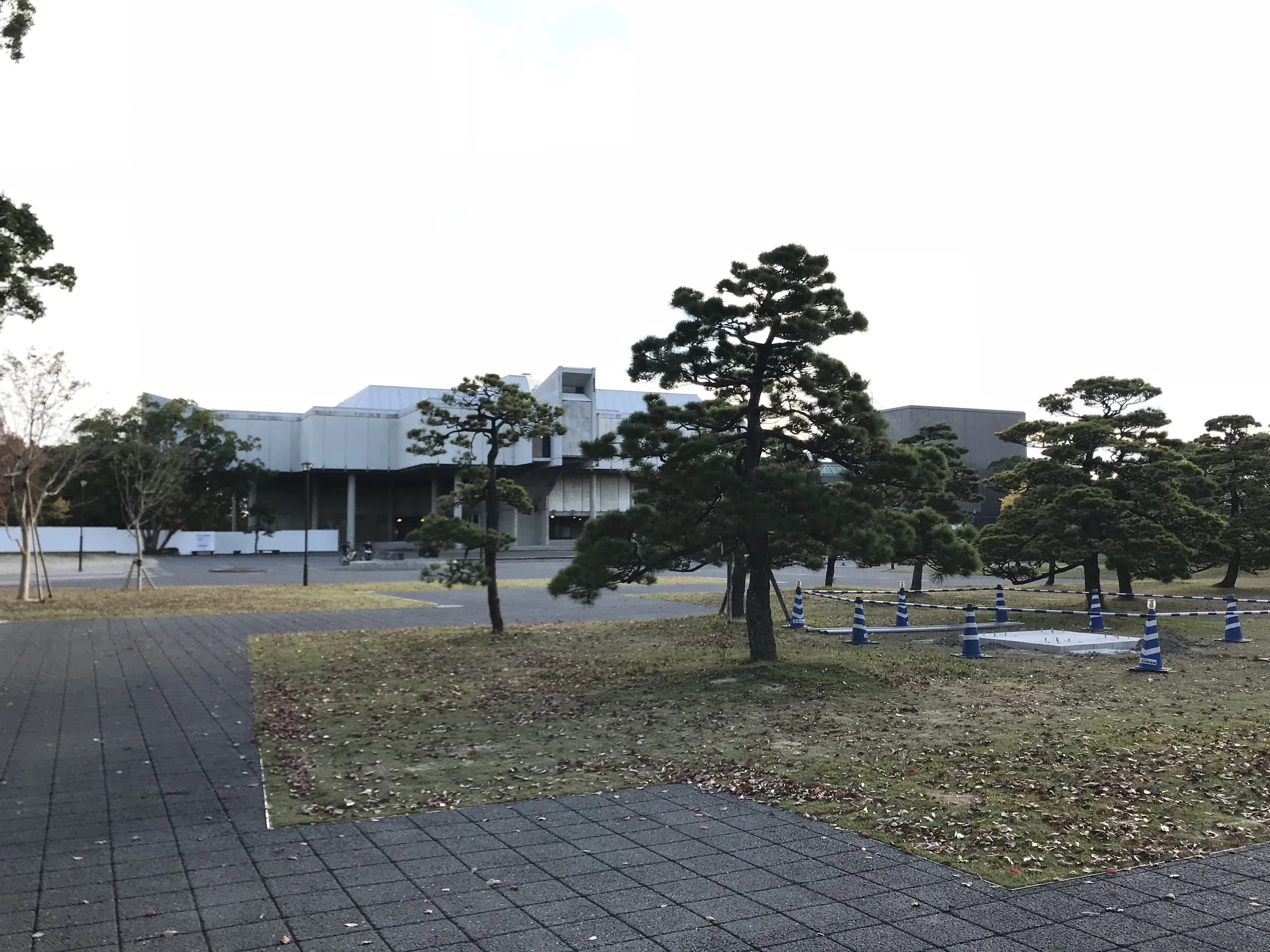 佐賀縣立美術館與博物館相鄰的低矮館舍和前方綠地