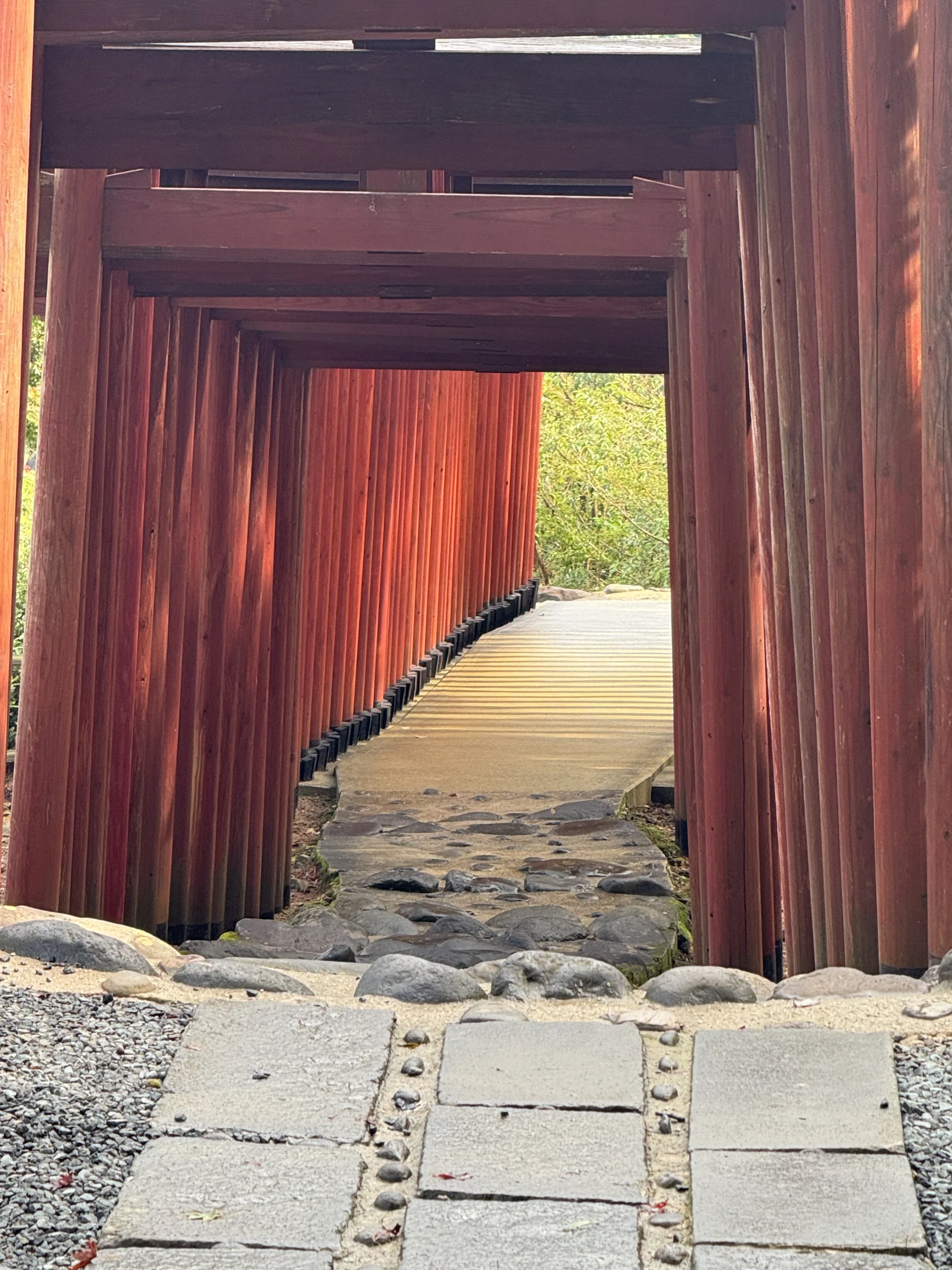 祐德稻荷神社內的紅色鳥居迴廊與石板參道