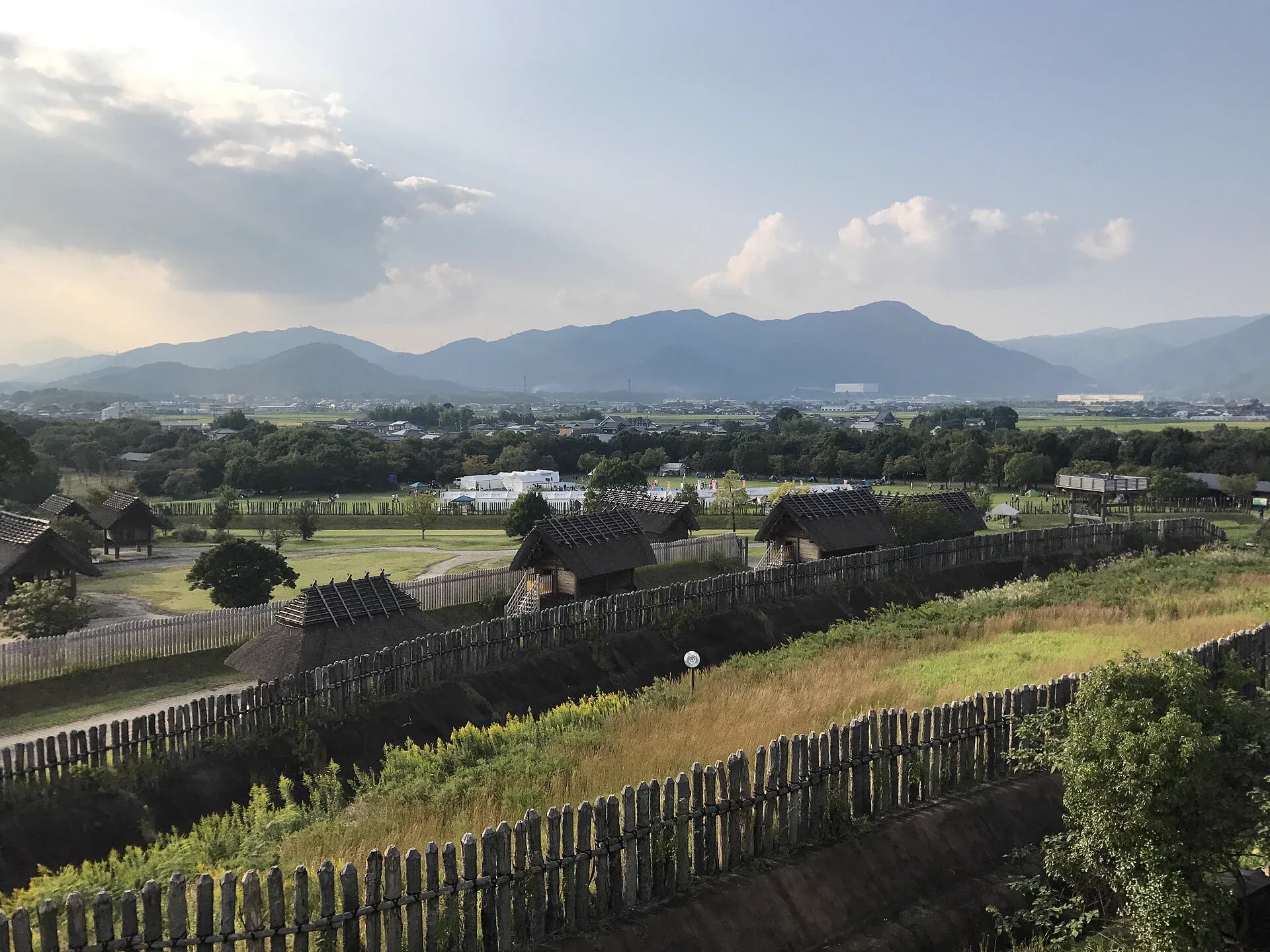 從吉野里歷史公園南內郭物見櫓望向園區,馬拉松路線經過的中段景觀