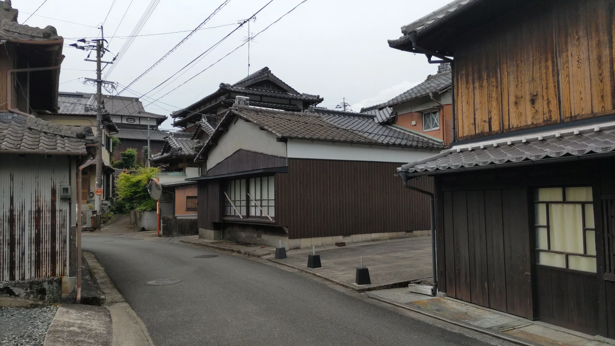 佐賀嬉野塩田津山下地區的傳統町家街景,沒有行人