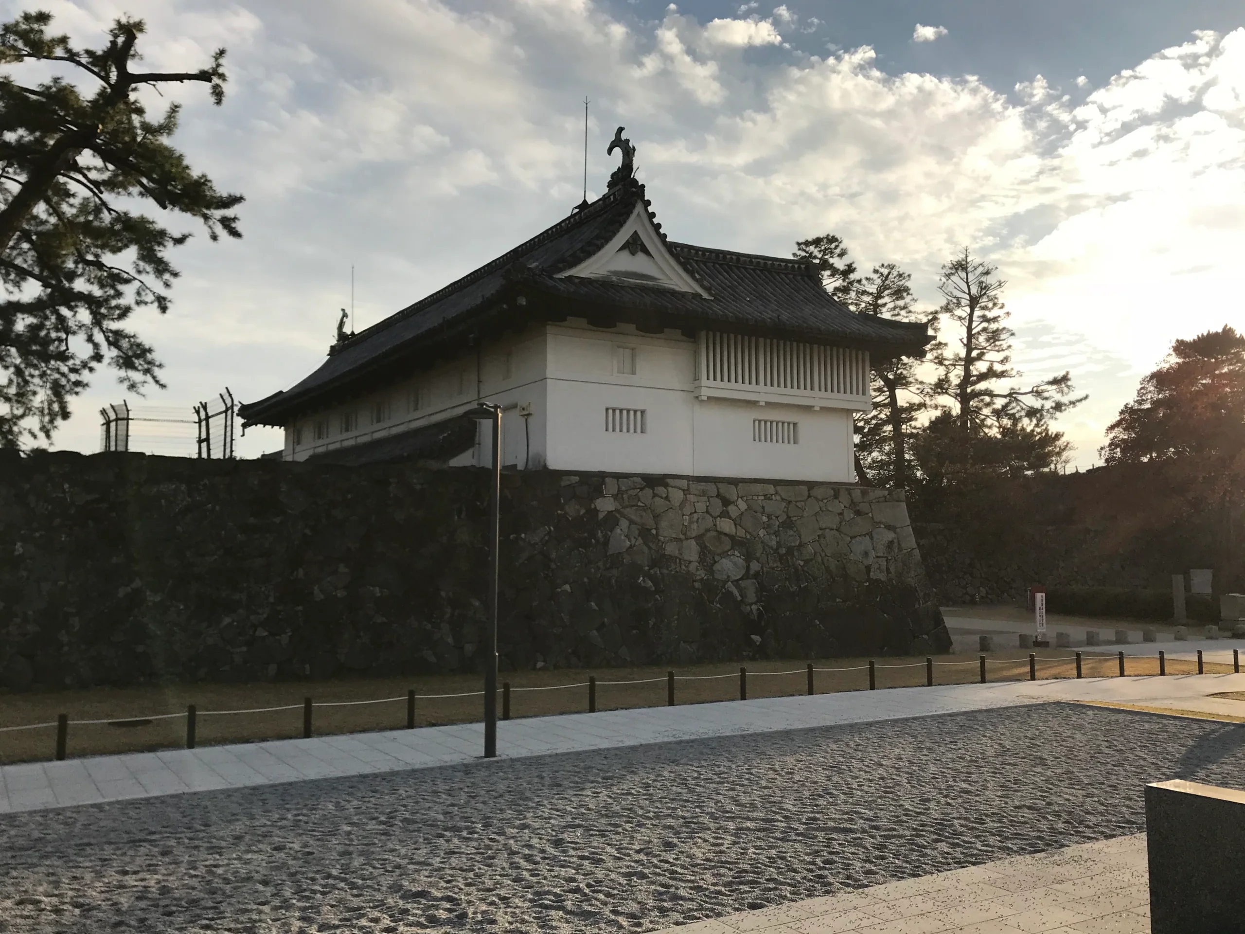佐賀城鯱之門與石垣，畫面以城門建築為主