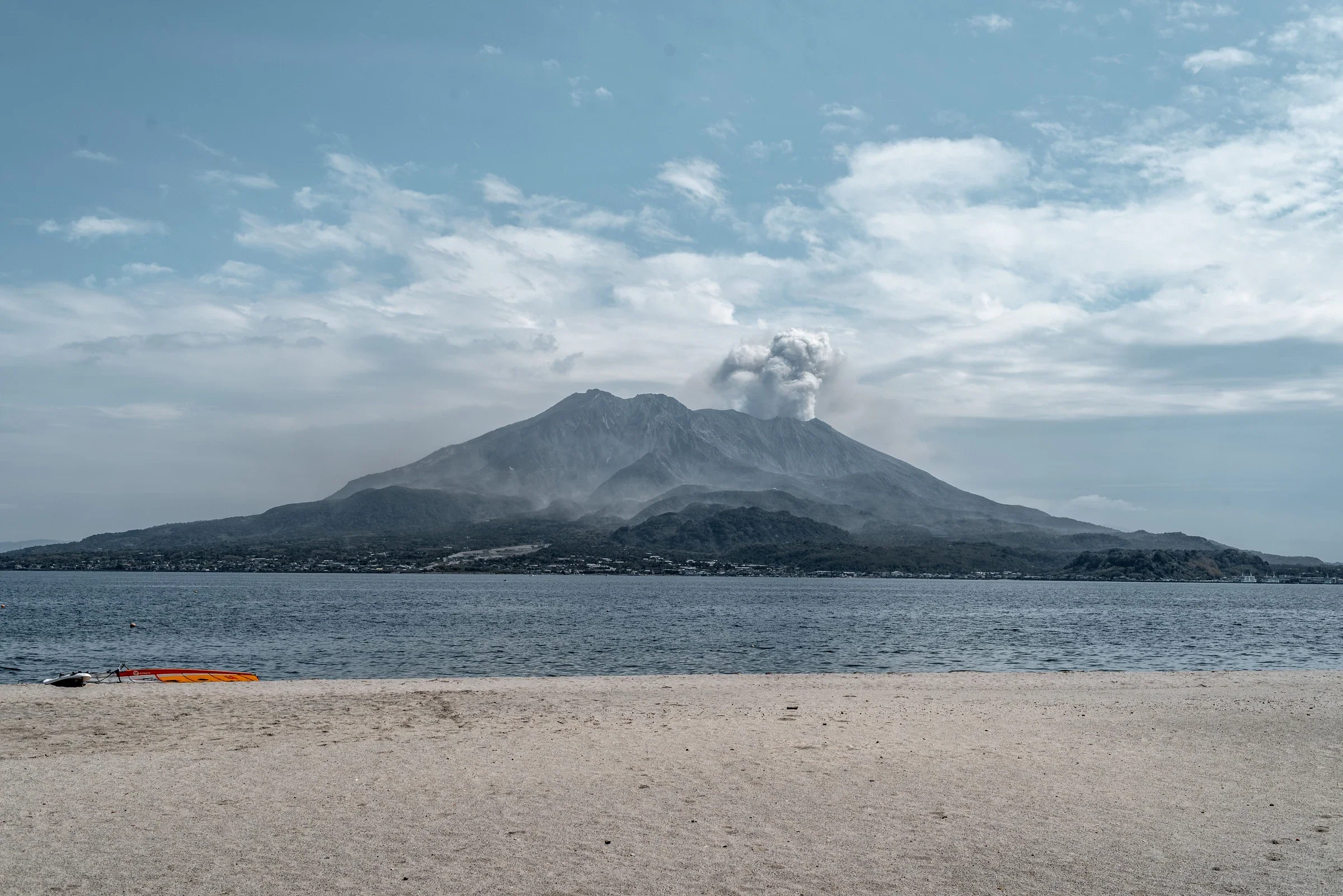 櫻島山體與錦江灣海面