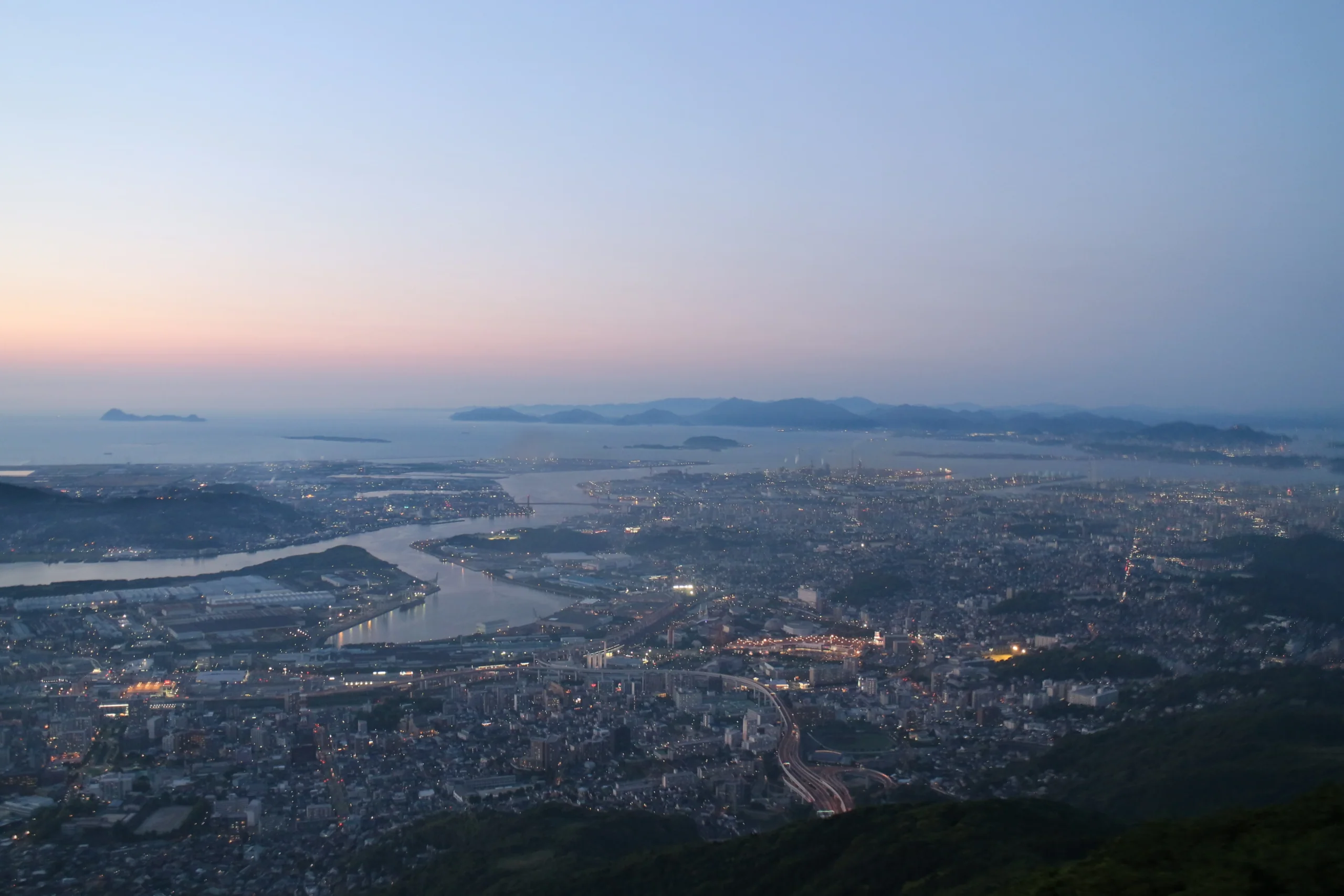 薄暮時分由皿倉山俯瞰洞海灣和北九州市街