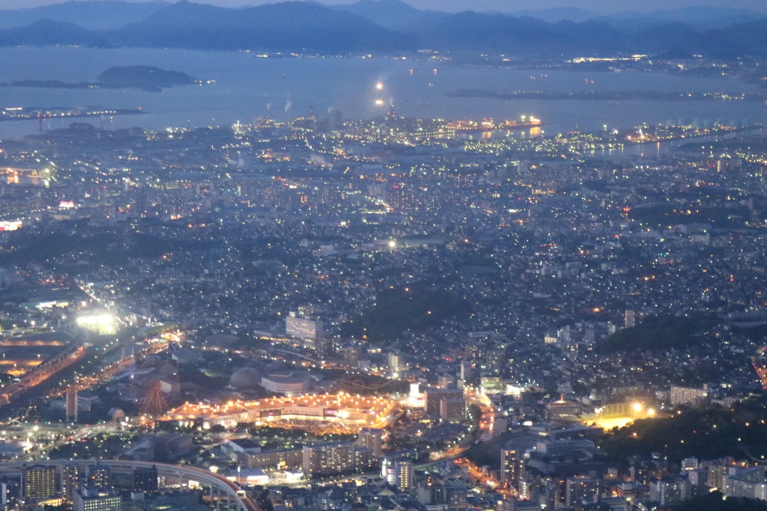 入夜後由皿倉山俯瞰北九州市街的燈光