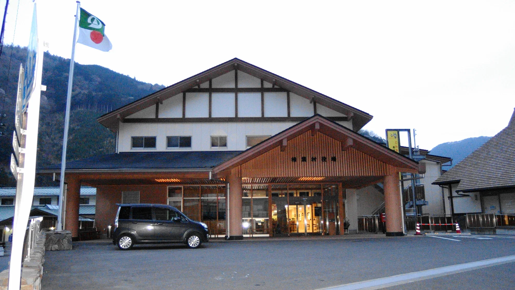 椎葉村役場入口及前方停車空間，村役場位於中央舞台附近