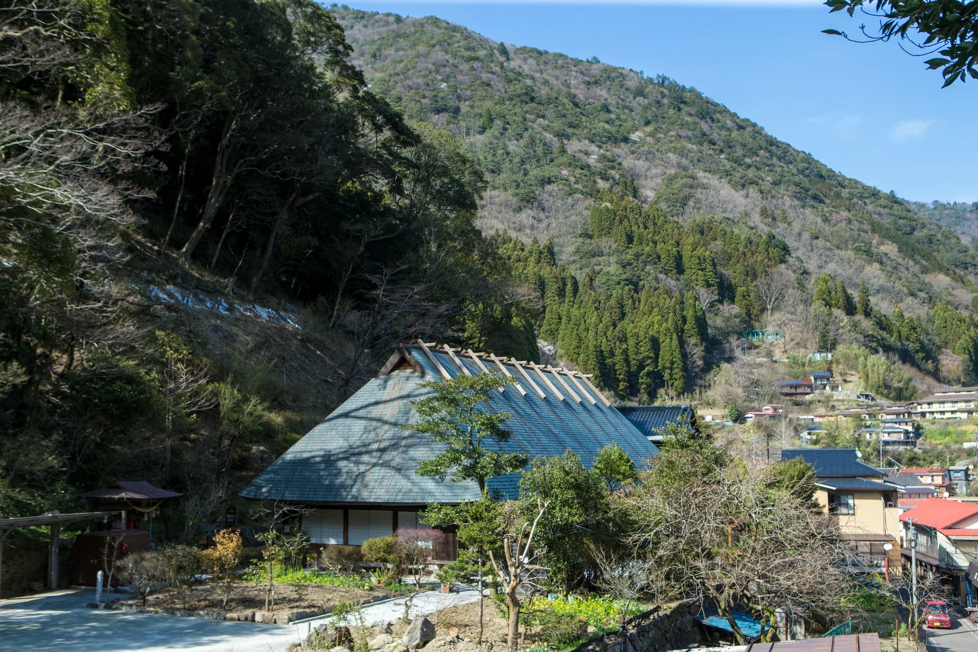 椎葉村鶴富屋敷外觀,屋前空地與山坡聚落呈現上椎葉的地形