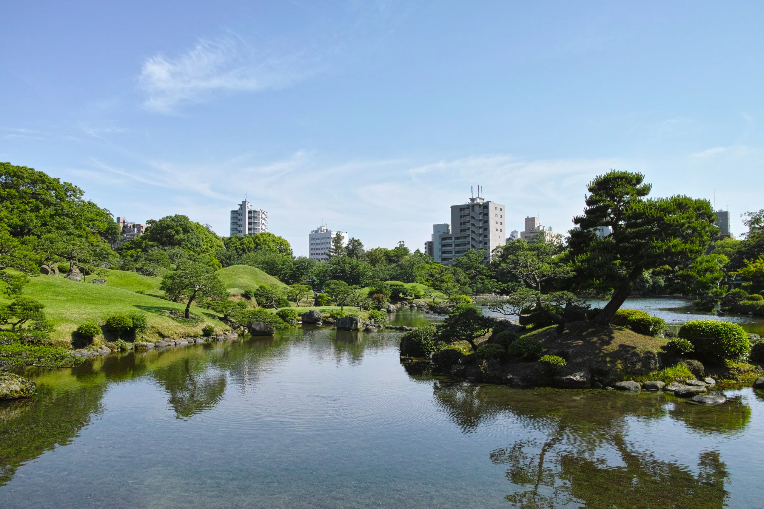水前寺成趣園池塘與築山景色