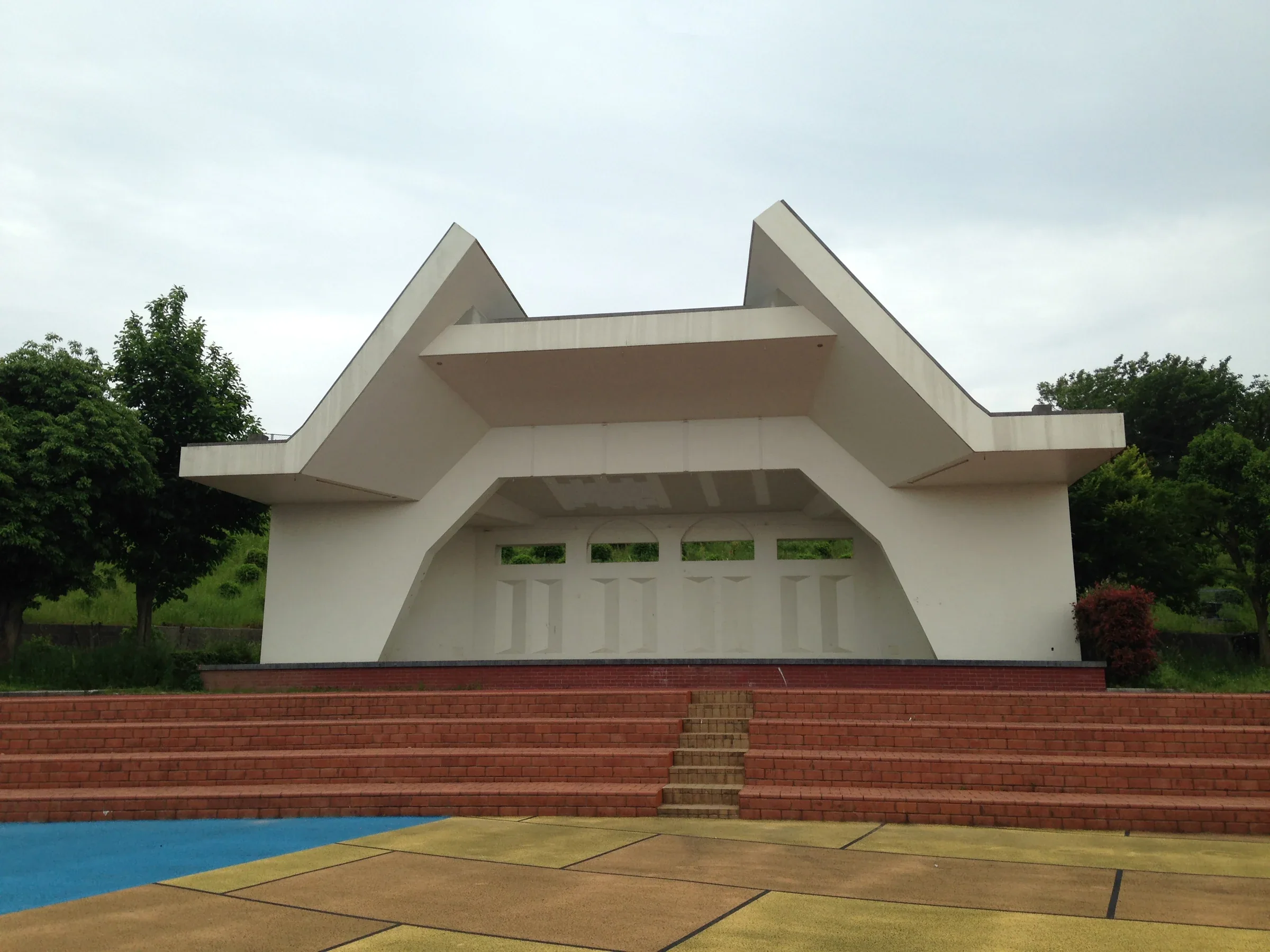 石炭記念公園的固定戶外舞台；此處為白天照片，不能代表總踊り的實際演出位置
