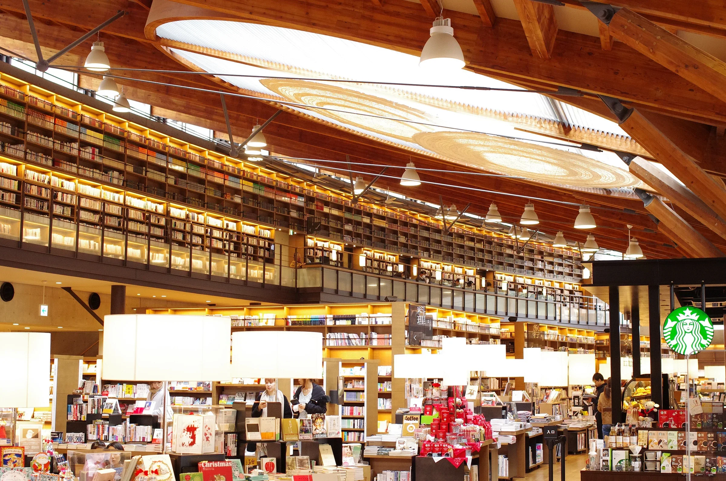武雄市圖書館外觀與前方步道