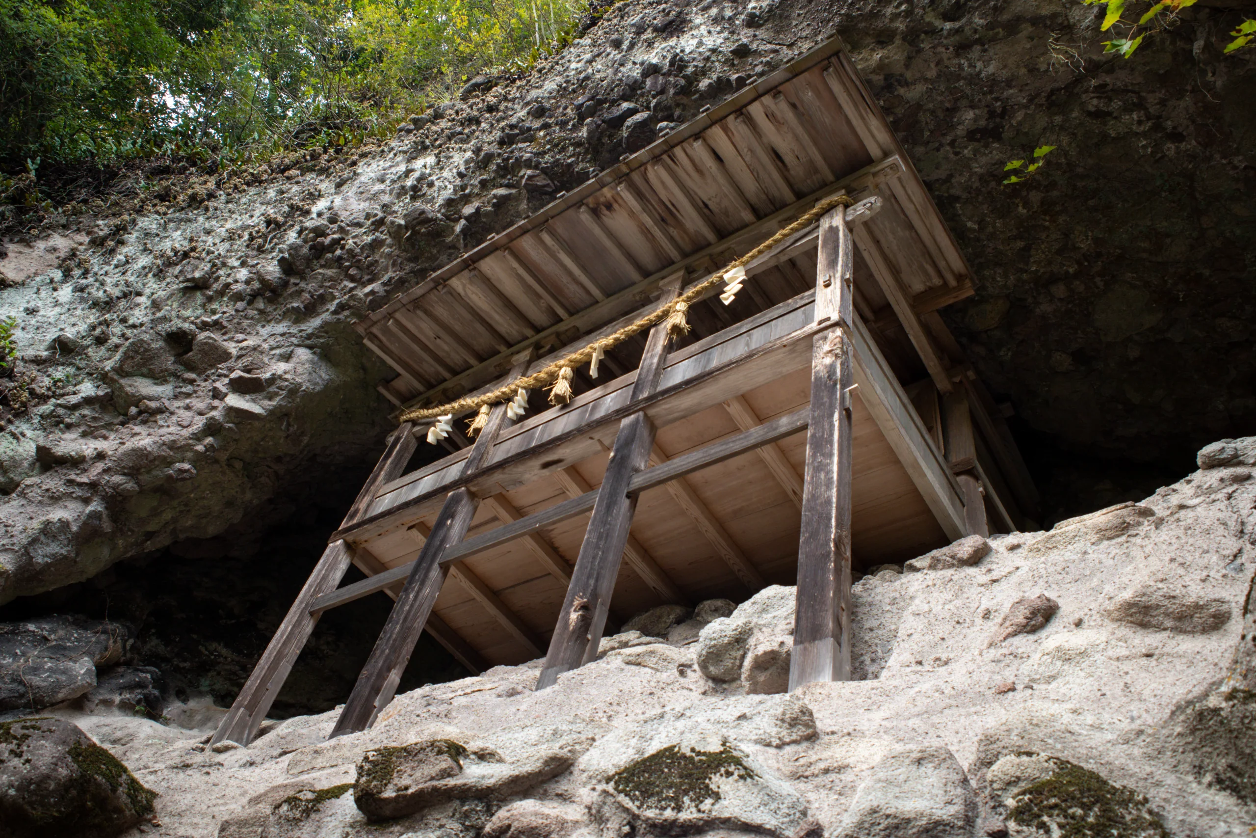 東峰村岩屋神社本殿嵌入岩壁凹處,木造社殿位於岩洞深處