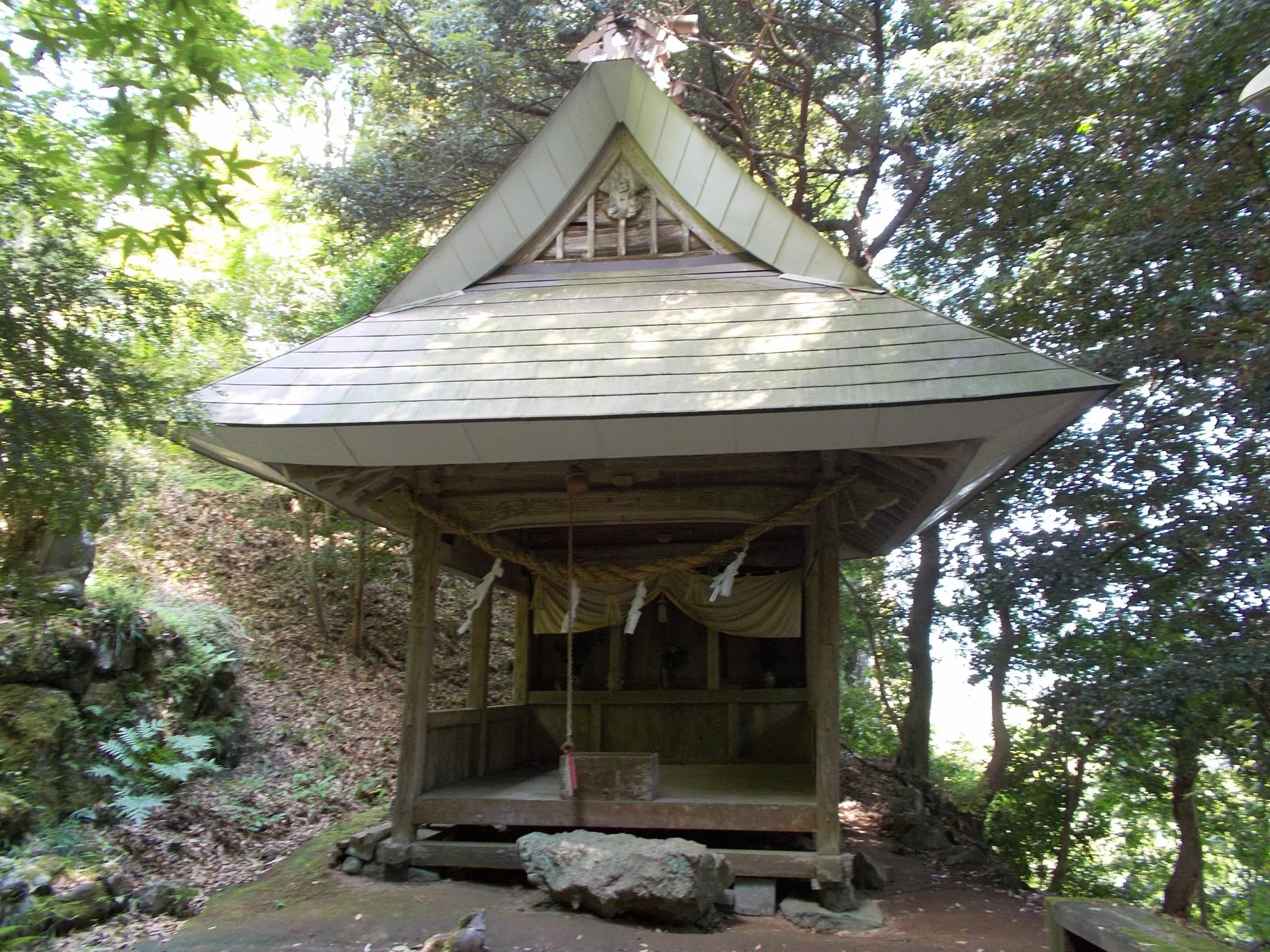 東峰村岩屋神社境內的琴平宮拜殿，位於林間空地