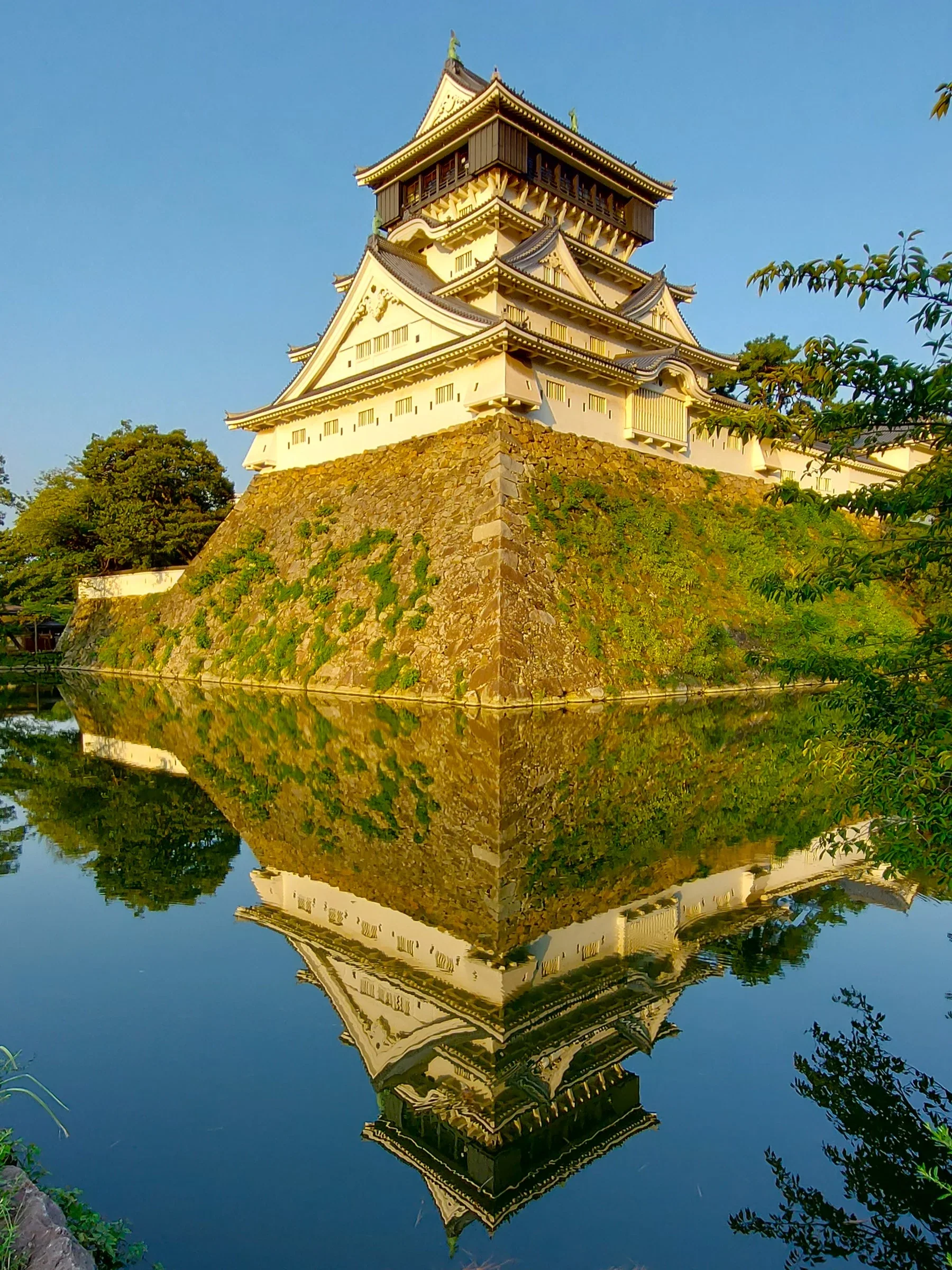 小倉城天守倒映在護城河水面