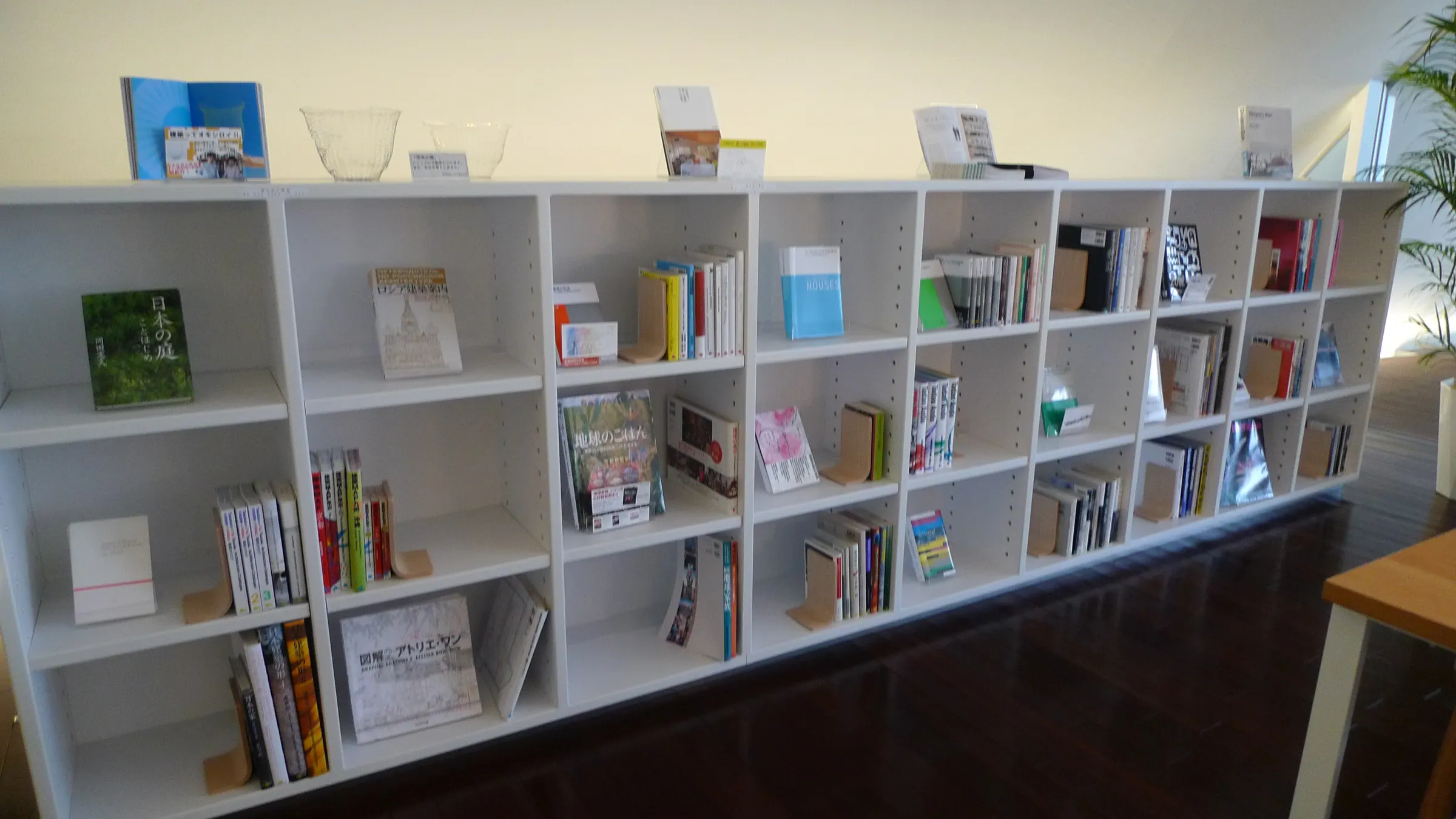 TOTO Museum 館內圖書區的白色書架與建築設計書籍，攝於 2018 年