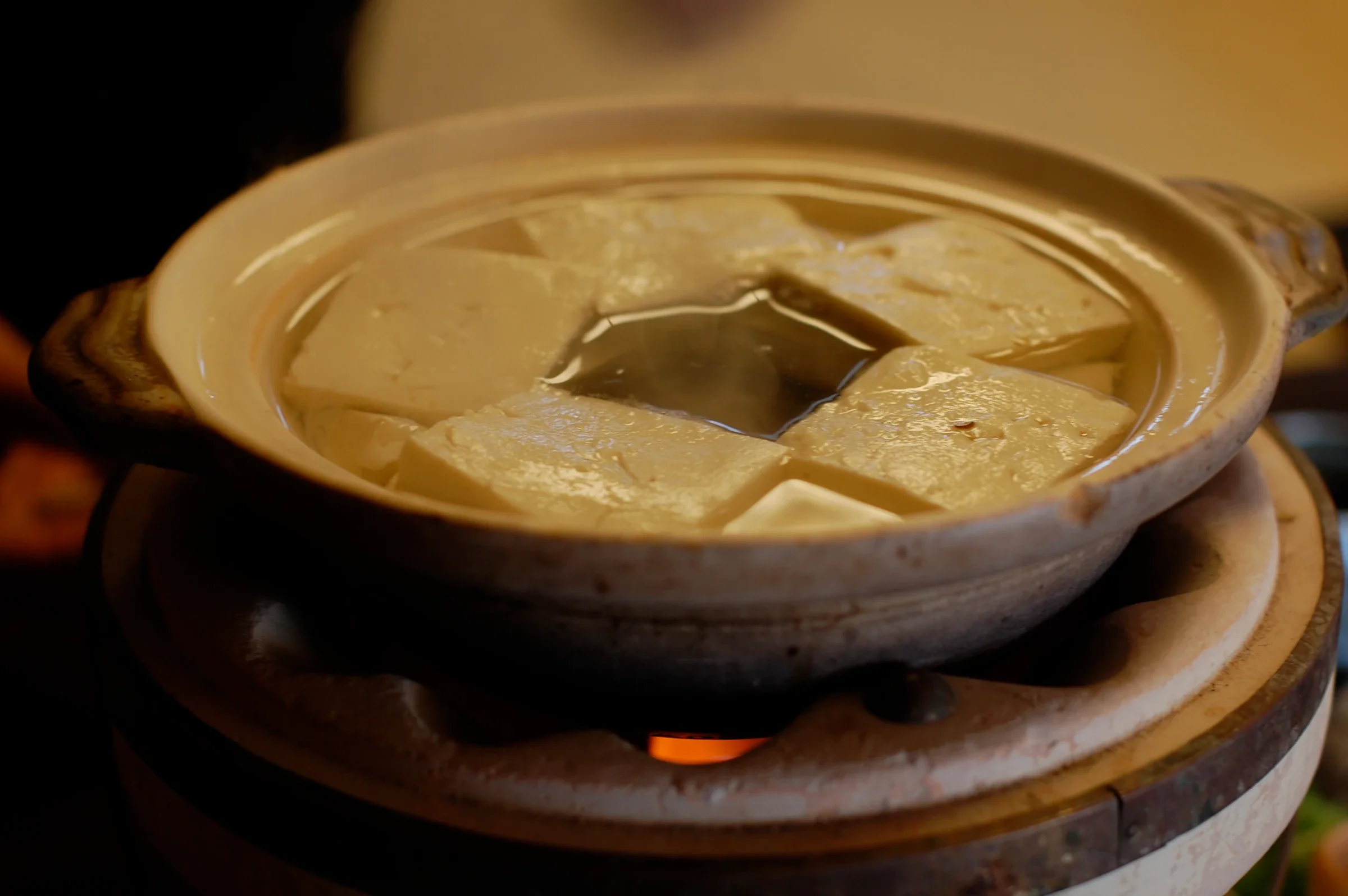 嬉野溫泉湯豆腐在溫泉水中煮至柔軟,湯汁呈現白色豆乳狀
