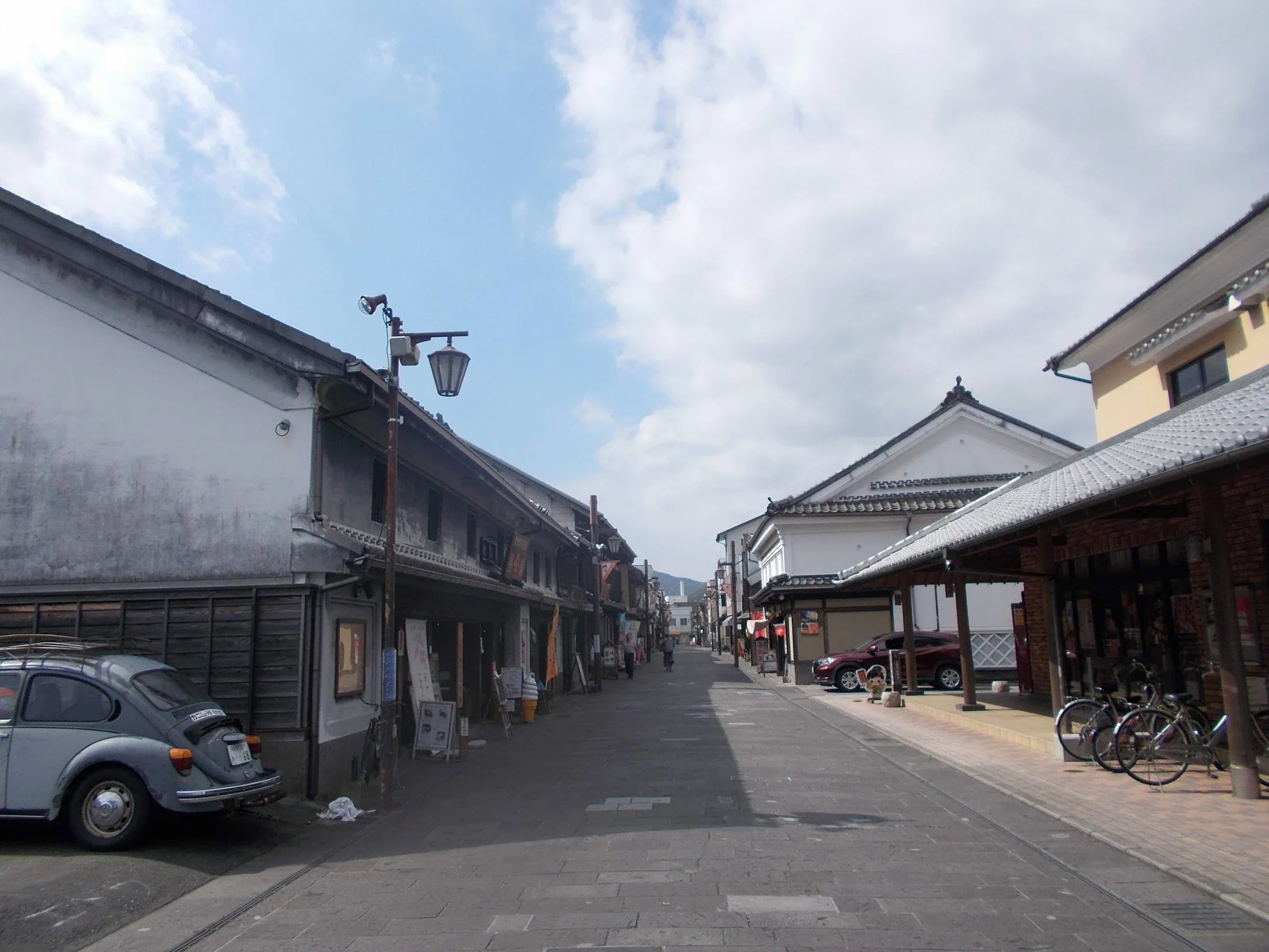 臼杵八町大路的白天街景,兩旁是老店屋與石板路
