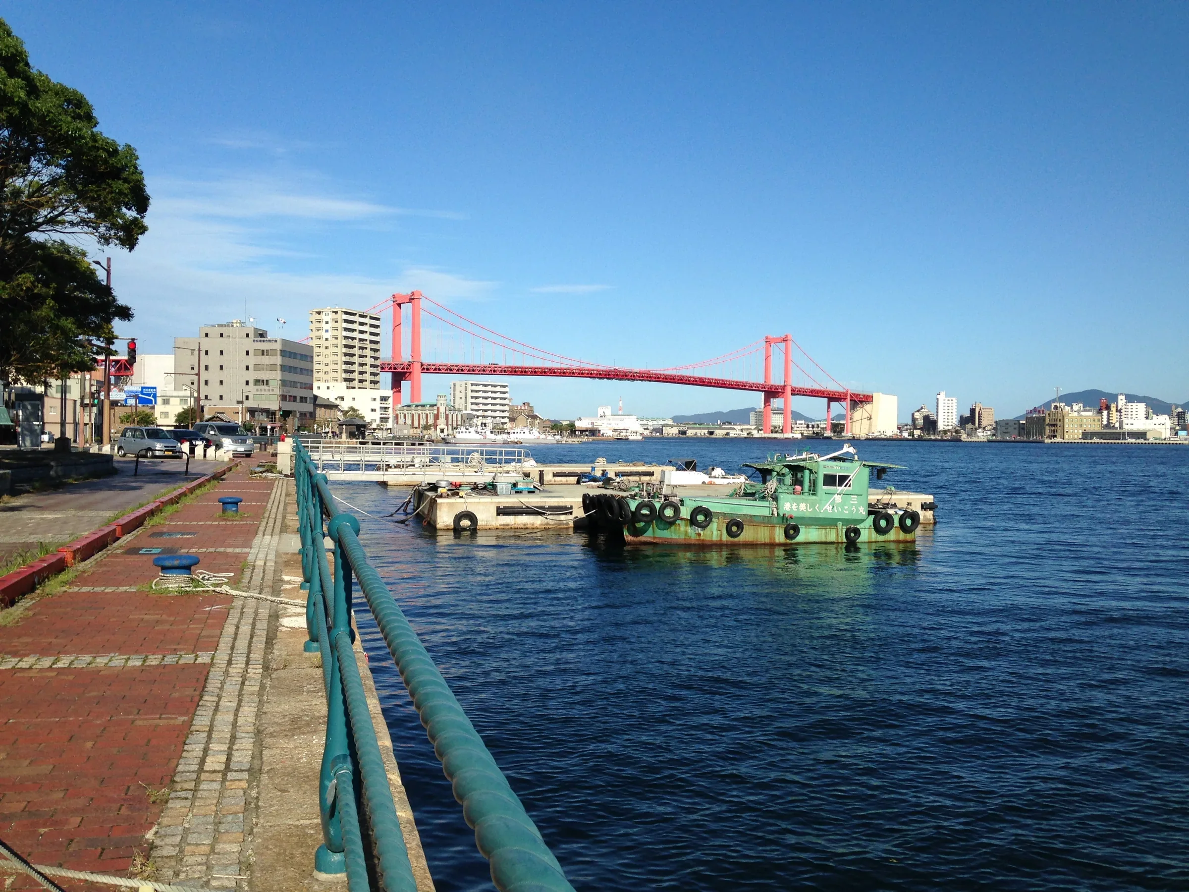 若松碼頭旁的紅色若戶大橋、洞海灣和岸邊的漁船