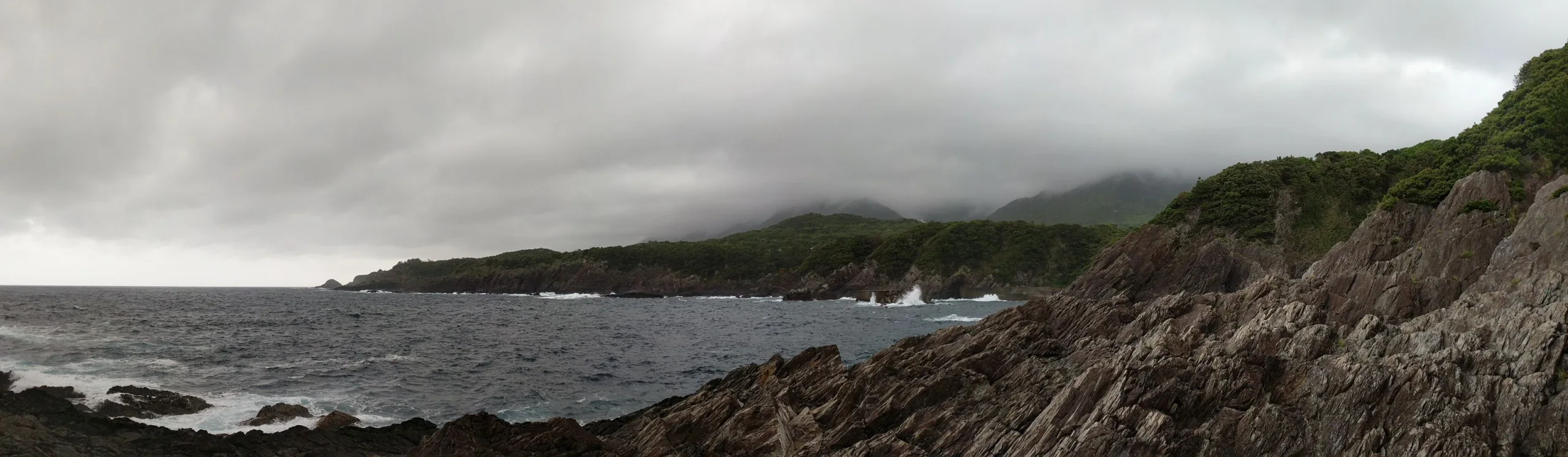 屋久島南岸岩岸與海浪，非平內海中溫泉浴槽