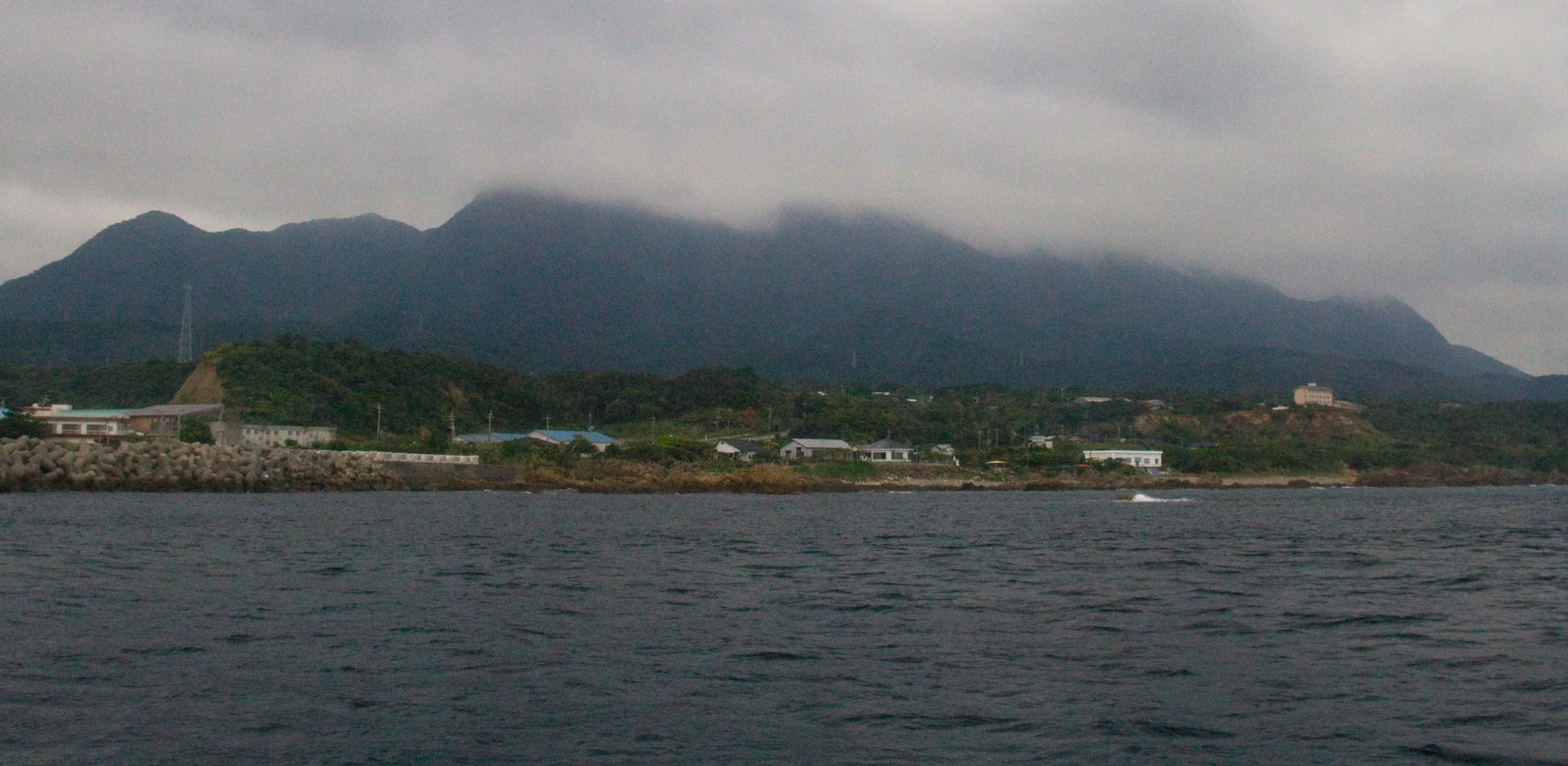 安房聚落、港灣與屋久島山景