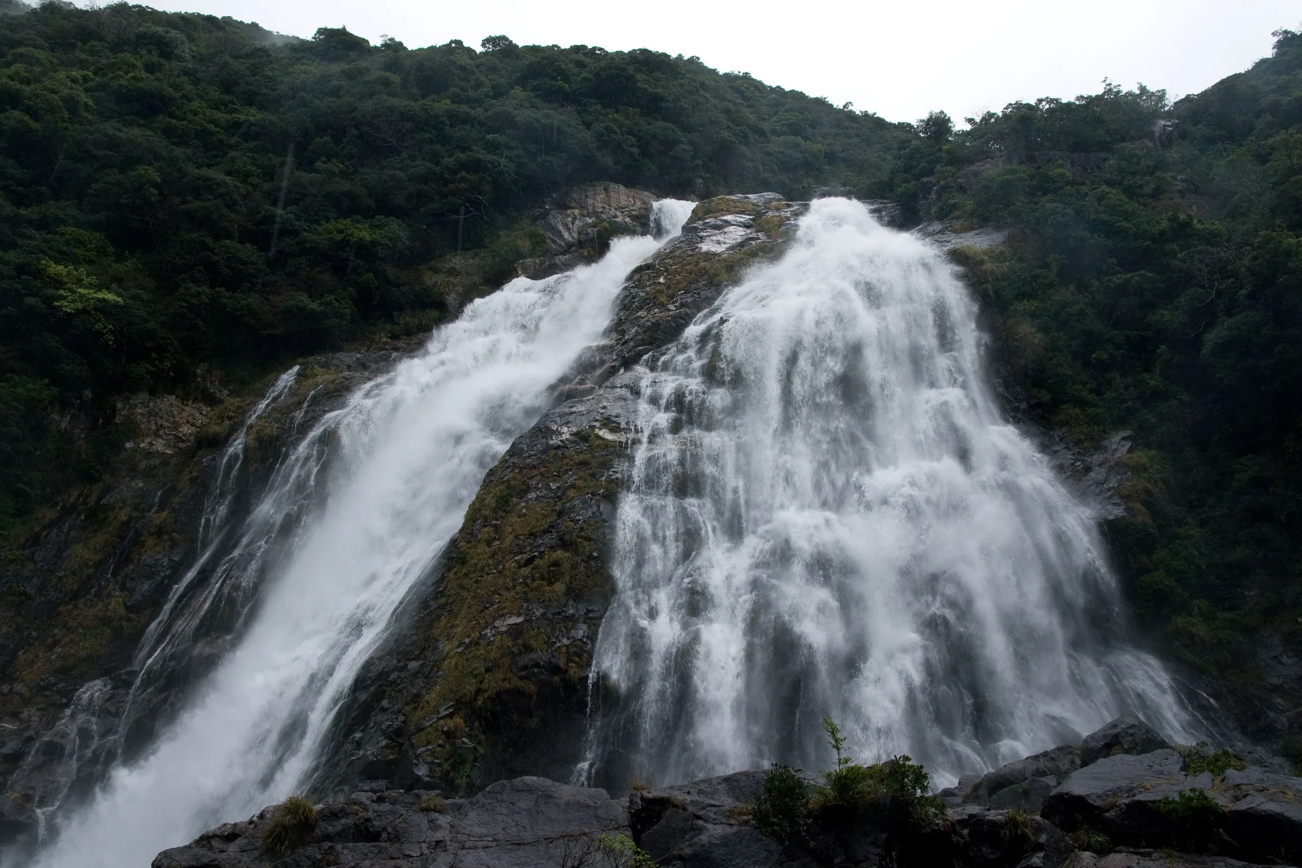 大川瀑布下段水流與滝壺周圍岩面