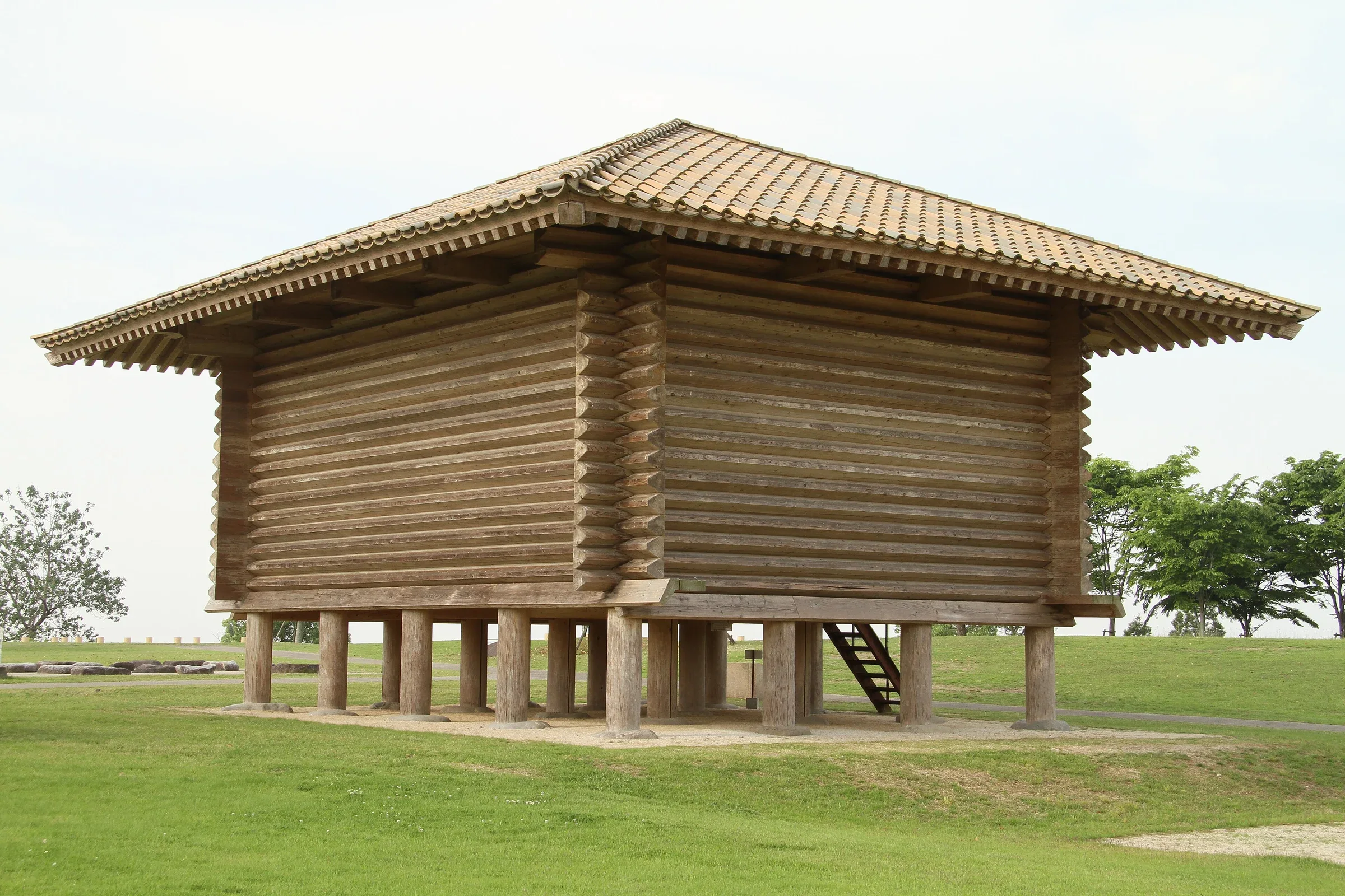 鞠智城高床式米倉復原建築