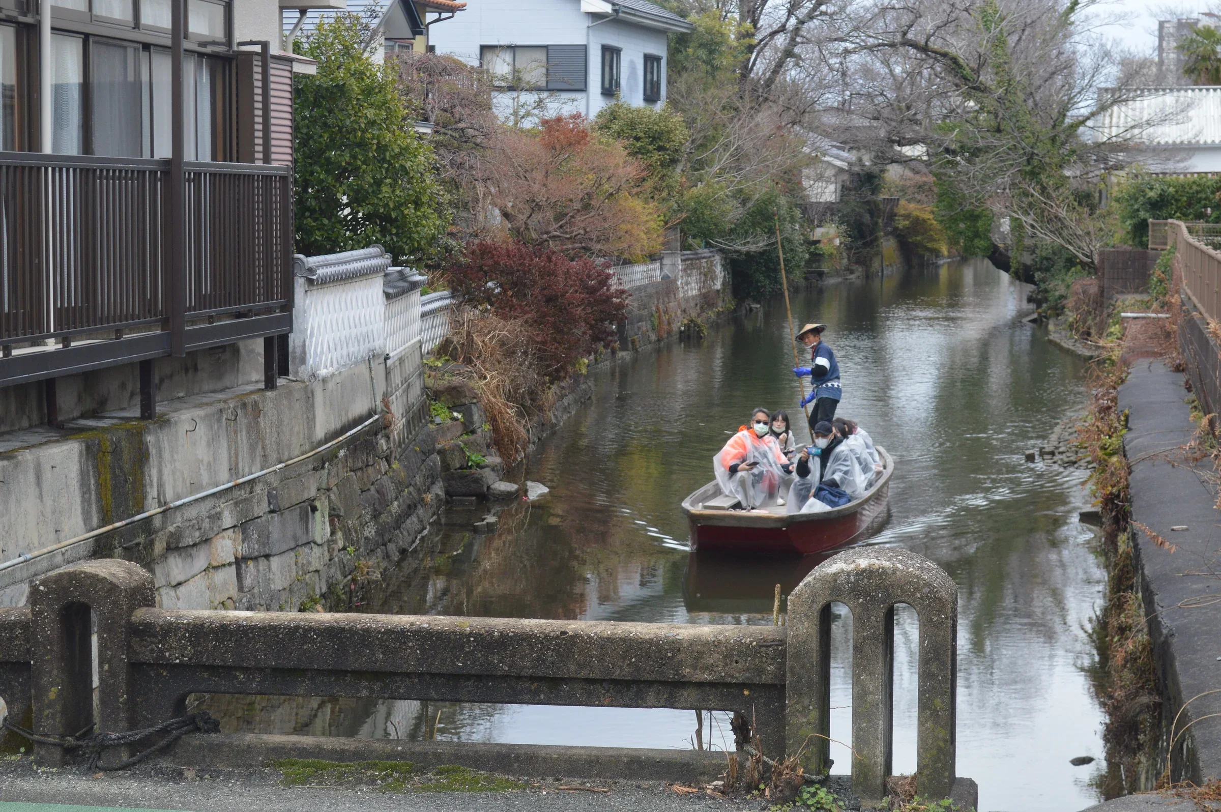 柳川川下り木船沿著掘割河道前進